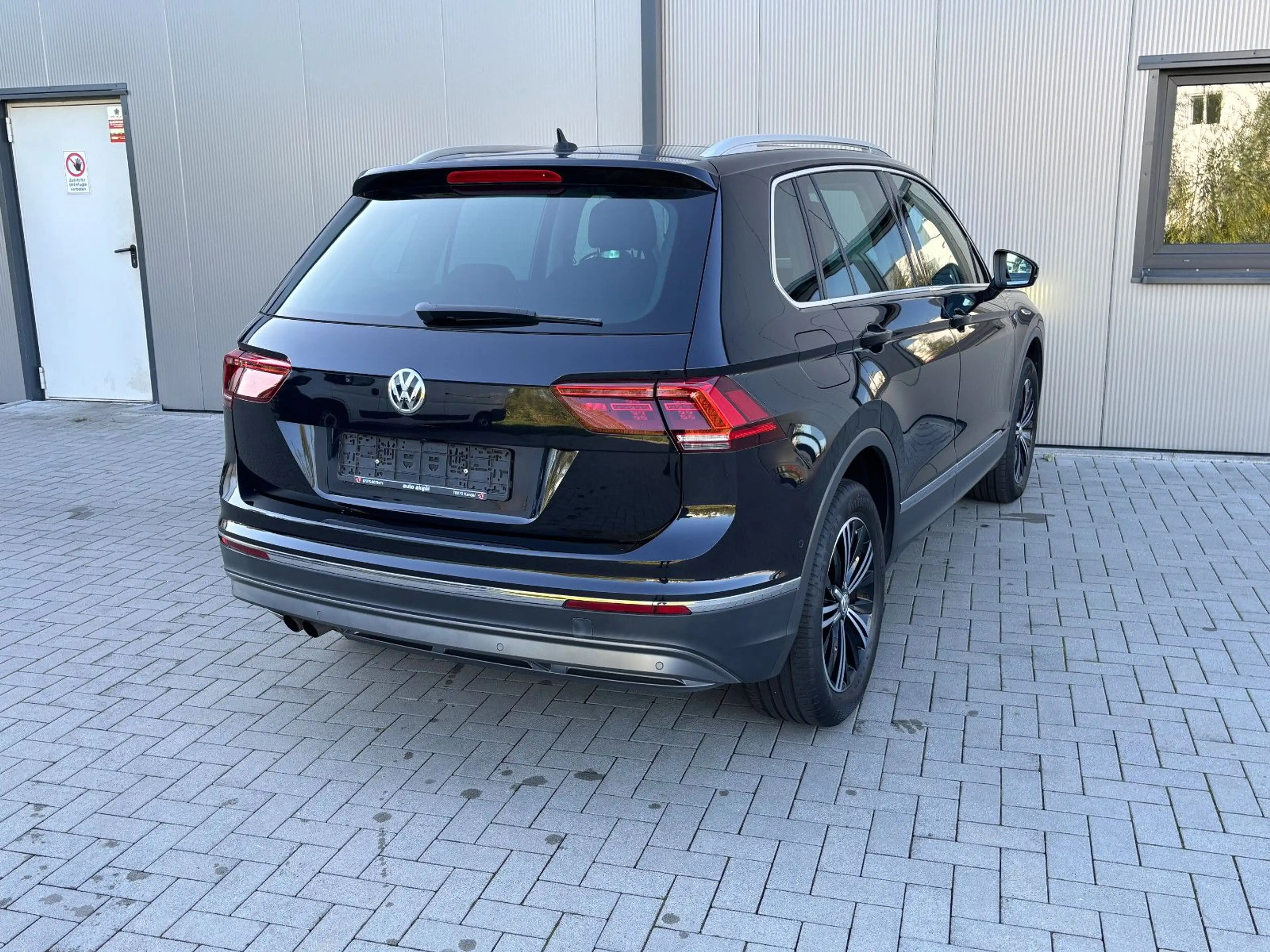 Volkswagen Tiguan Highline 4Motion NAVI LED PANO KAMERA — photo 11