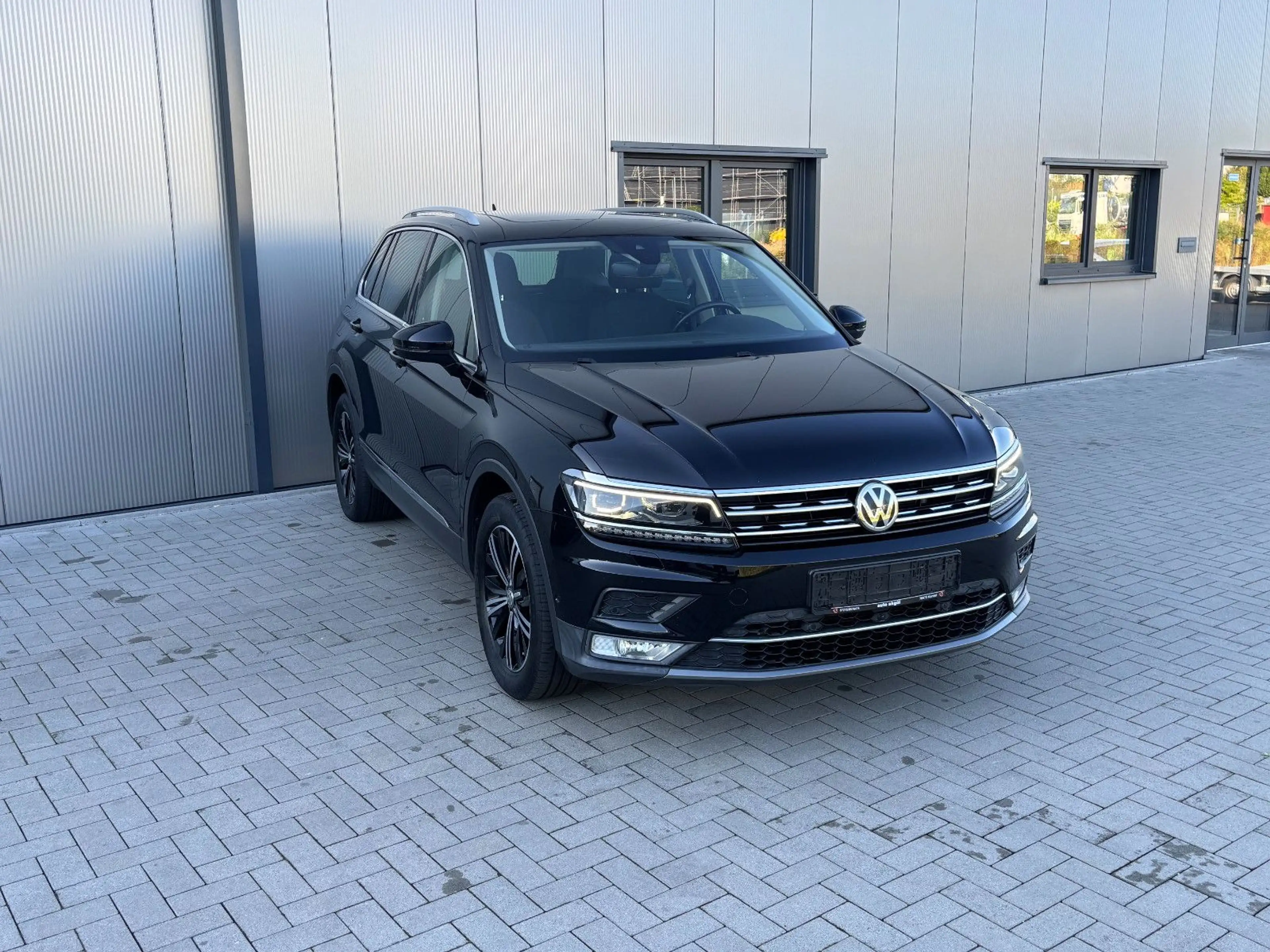 Volkswagen Tiguan Highline 4Motion NAVI LED PANO KAMERA — photo 4