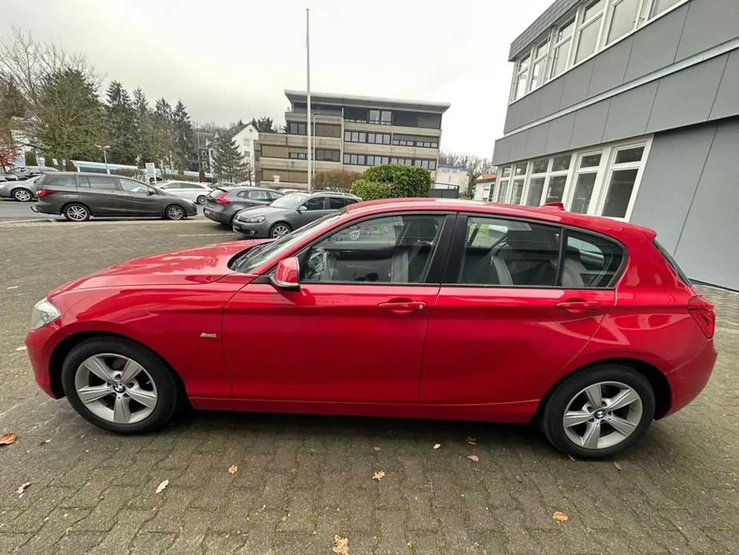 BMW 116 116 d Sport Line.1Hand.1A. Rouge - 2