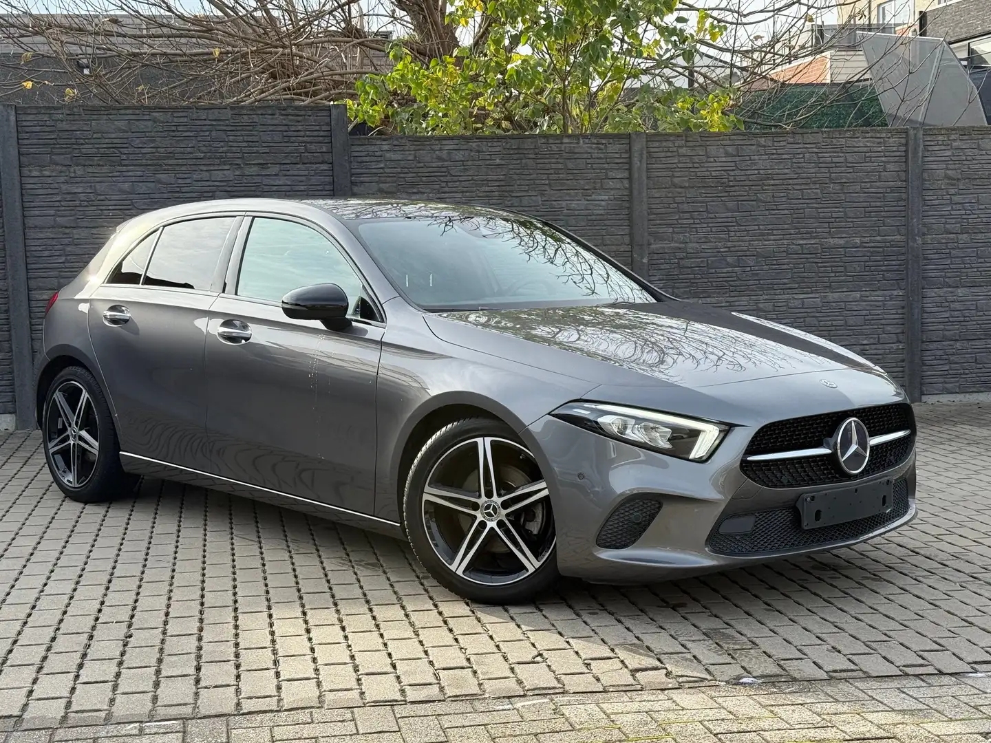 Mercedes-Benz A 200 7G-DCT Progressive "Navi/Camera/Keyless Entry" Grijs - 2
