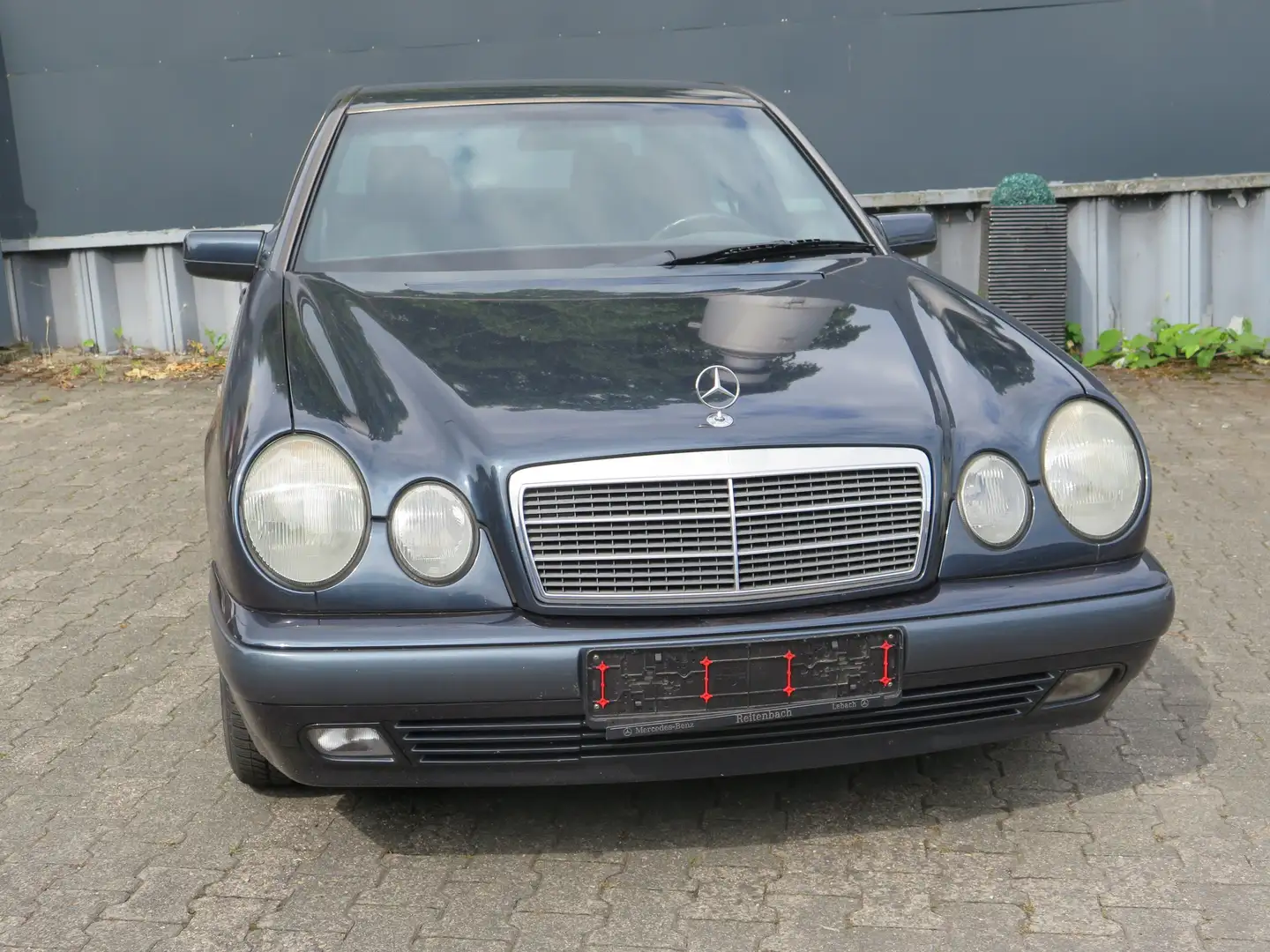 Mercedes-Benz E 220 Classic Tüv u.Insp. Neu Lückenlos Scheckheft Blau - 2