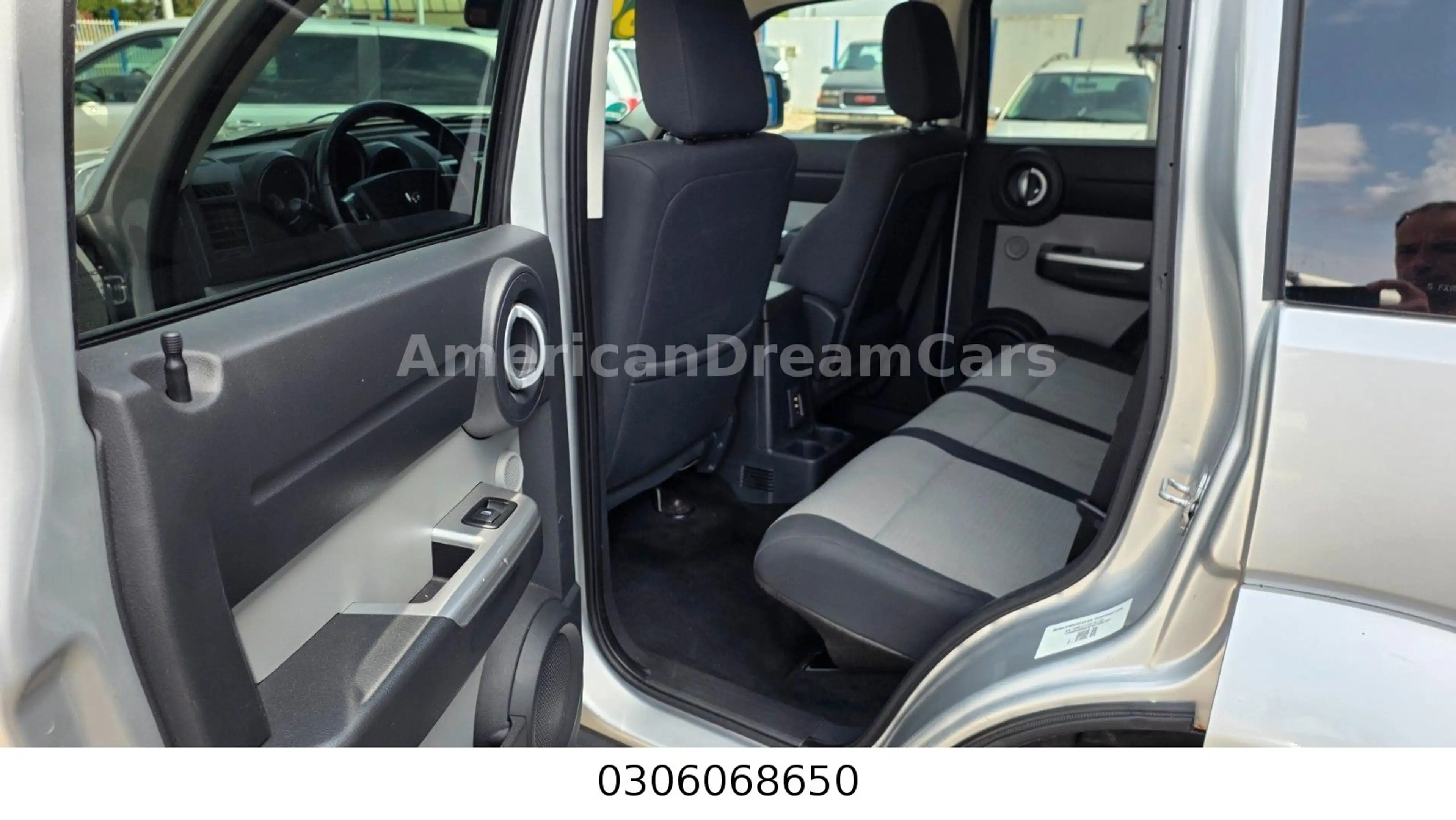 Dodge Nitro SXT — photo 7