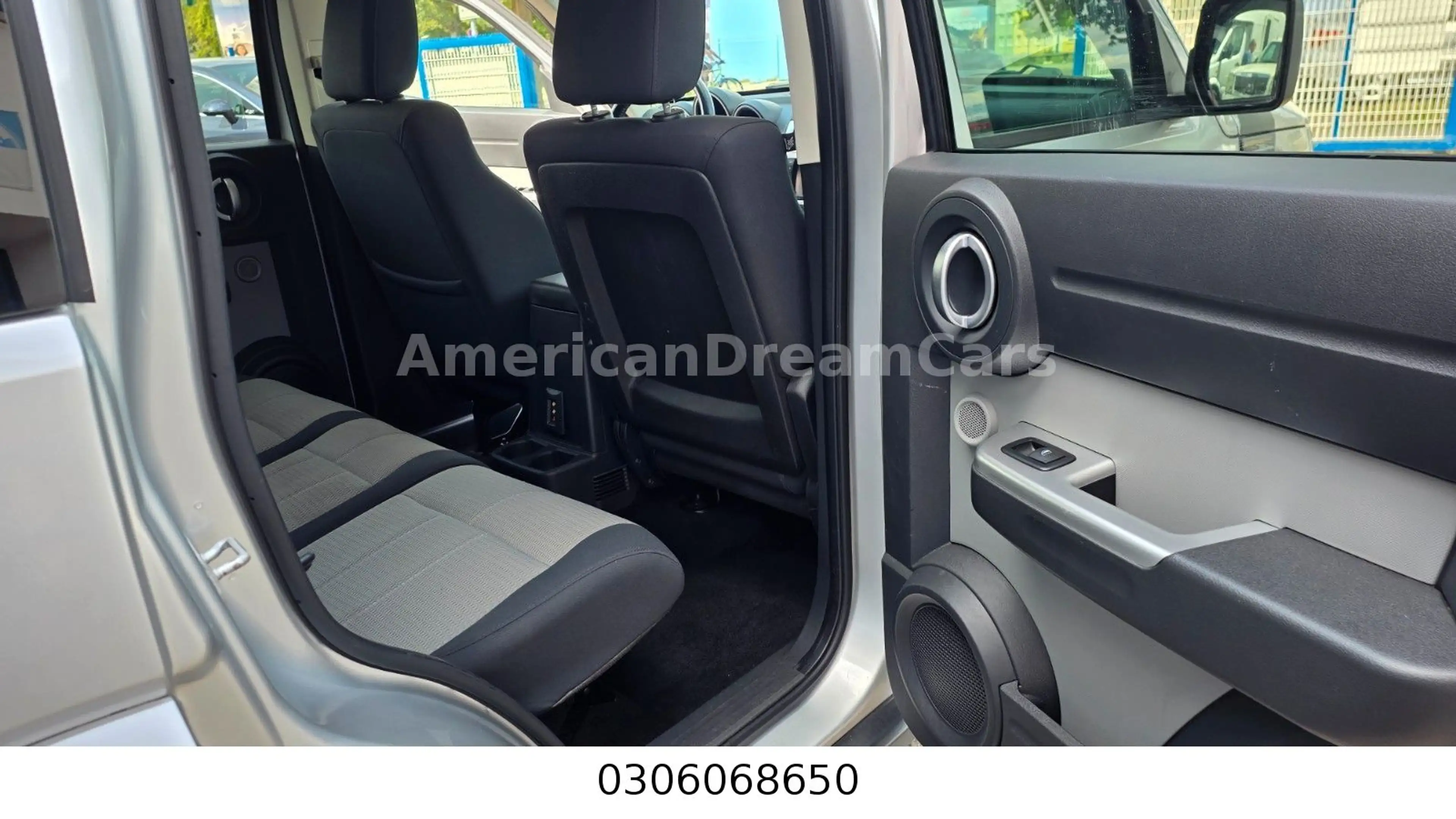 Dodge Nitro SXT — photo 9
