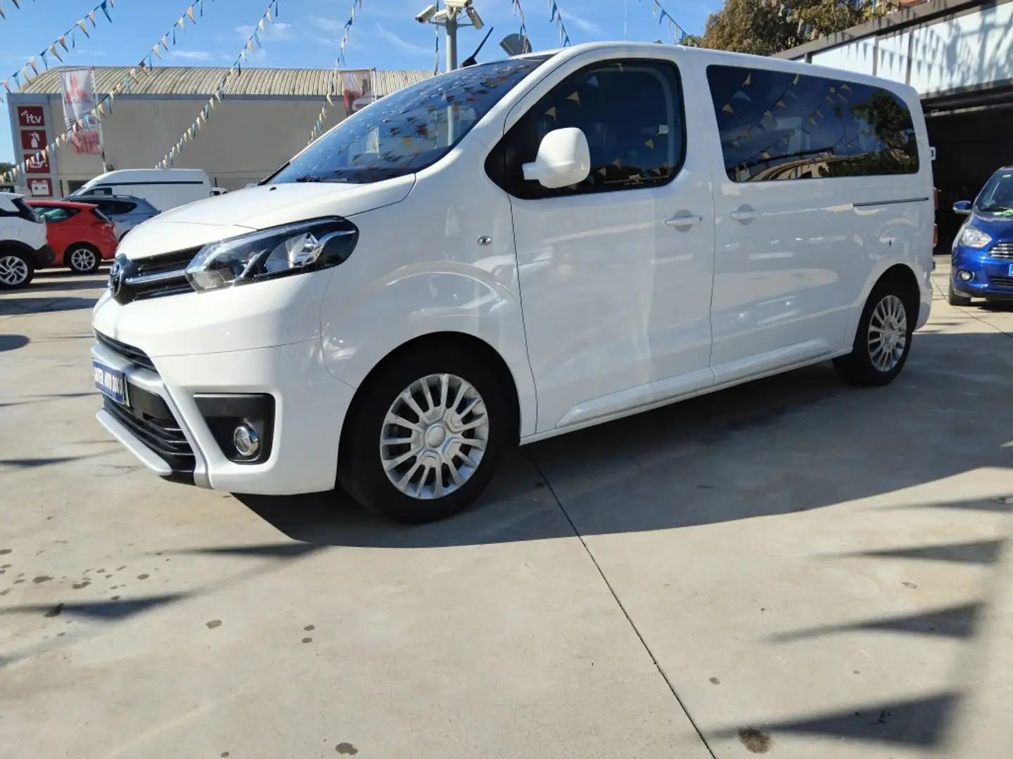 Toyota Proace Shuttle Medio 2.0D 9pl. Active+ 2PL Aut. 180 Bílá - 1