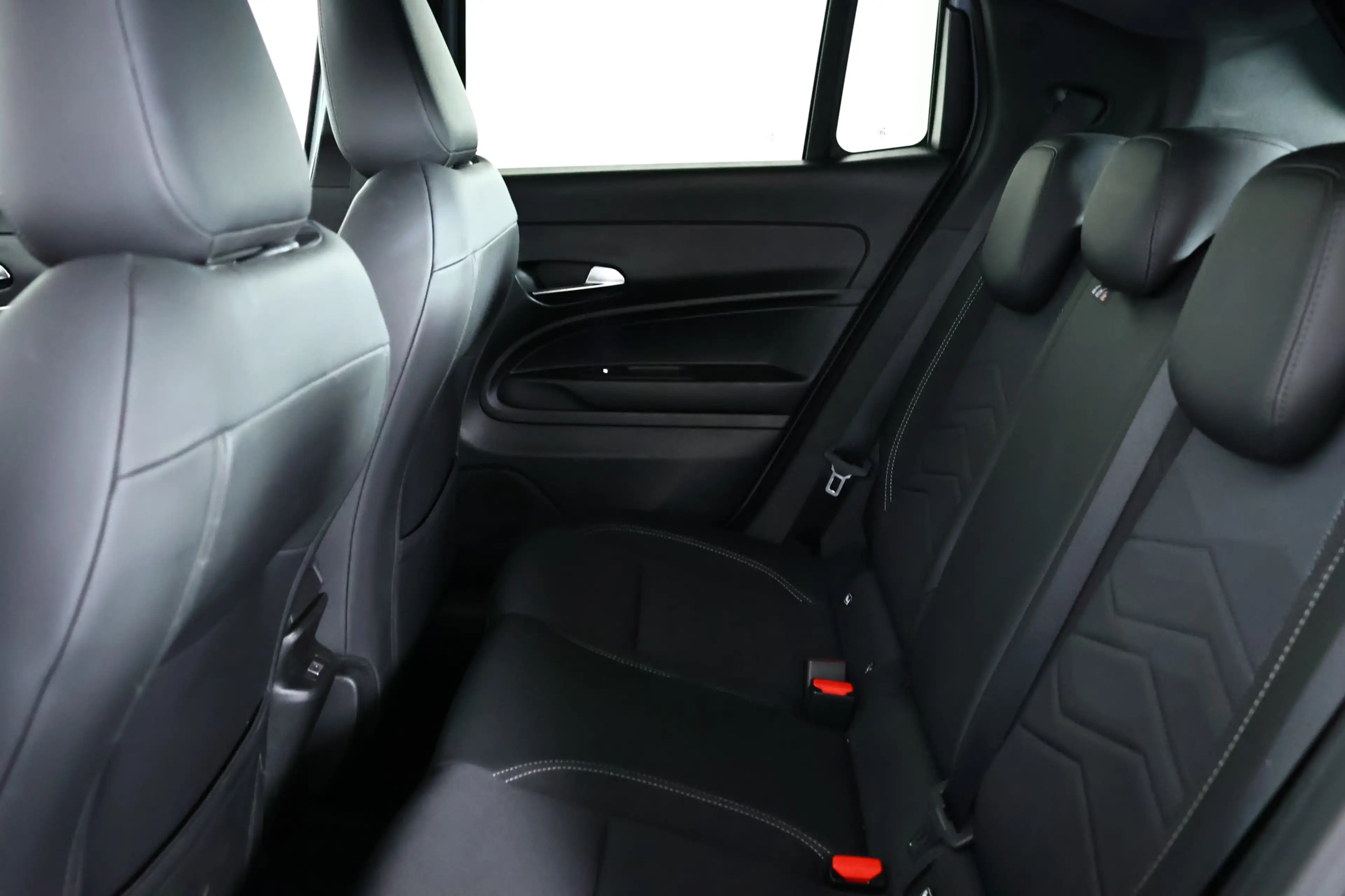Jeep Avenger 1.2 e-Hybrid Altitude Carplay / LED / ACC / Camera — photo 12