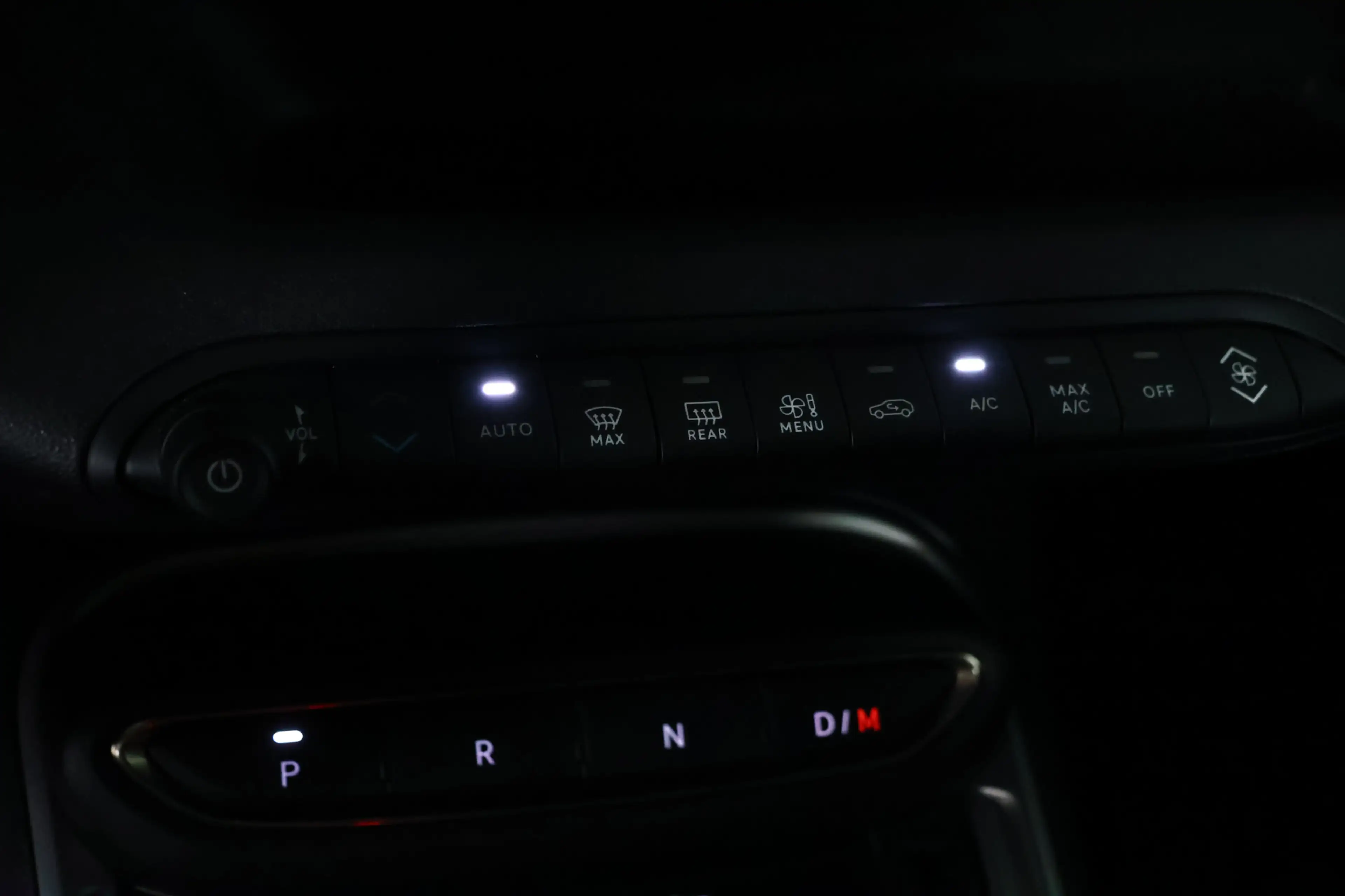 Jeep Avenger 1.2 e-Hybrid Altitude Carplay / LED / ACC / Camera — photo 31