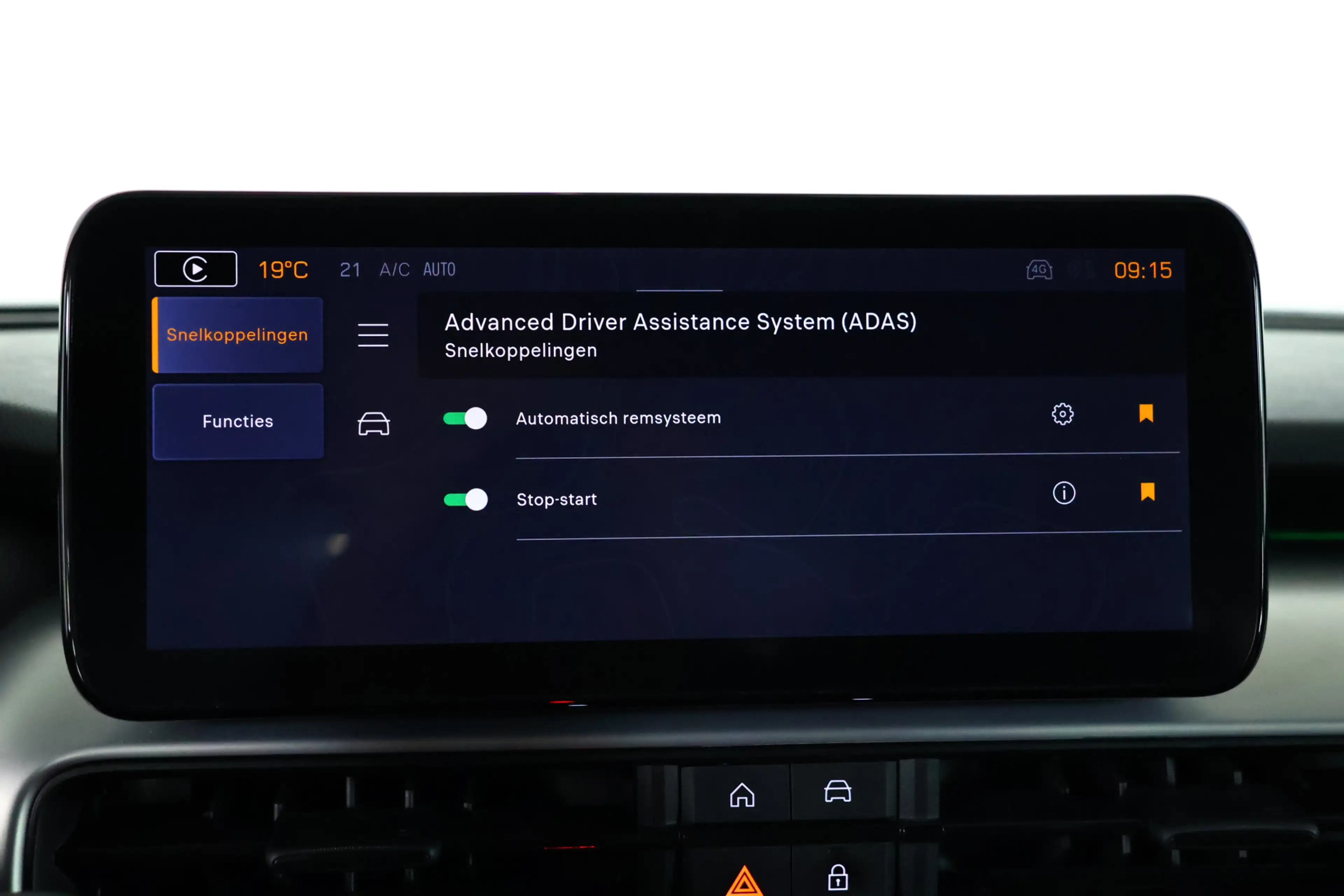 Jeep Avenger 1.2 e-Hybrid Altitude Carplay / LED / ACC / Camera — photo 24