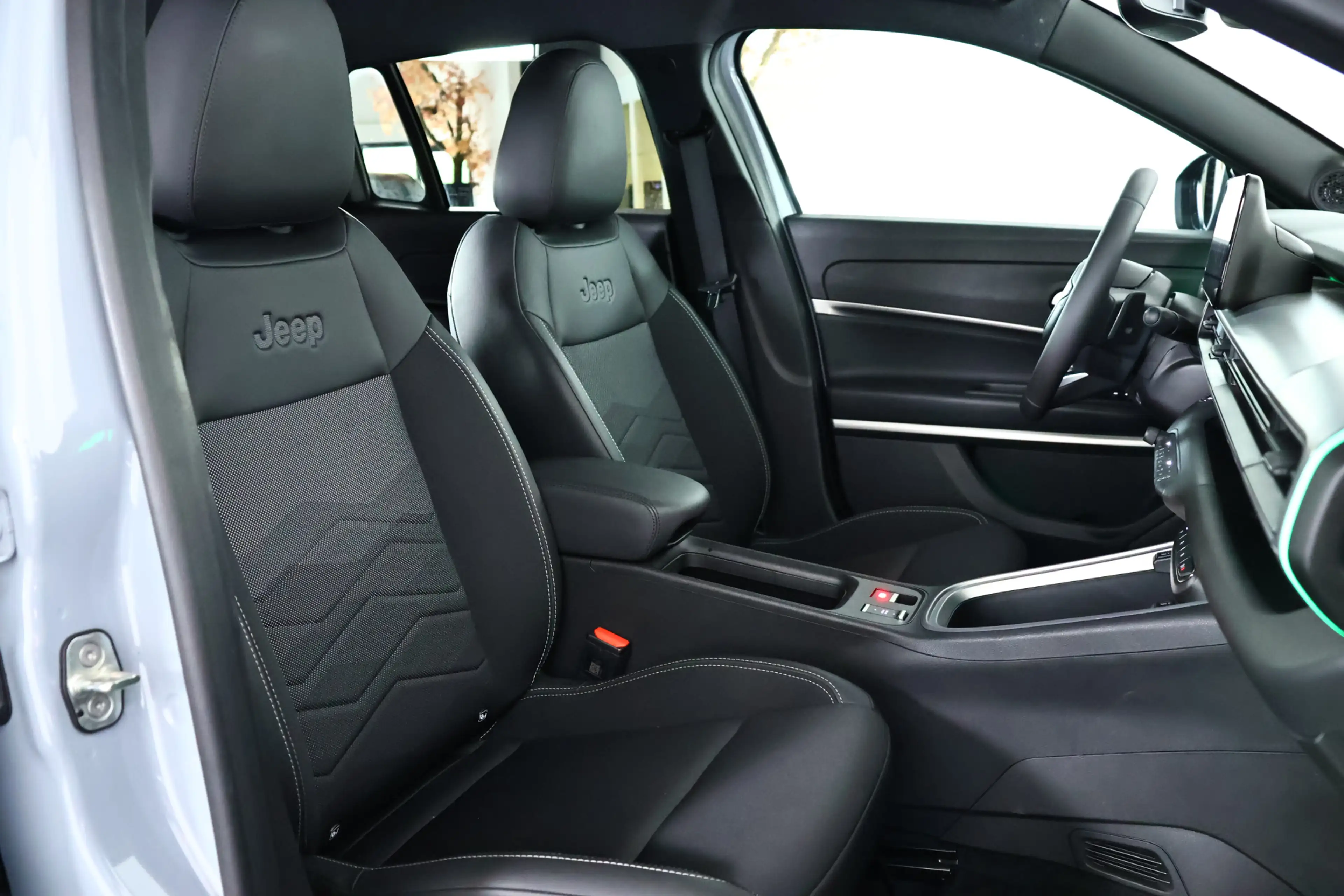 Jeep Avenger 1.2 e-Hybrid Altitude Carplay / LED / ACC / Camera — photo 14