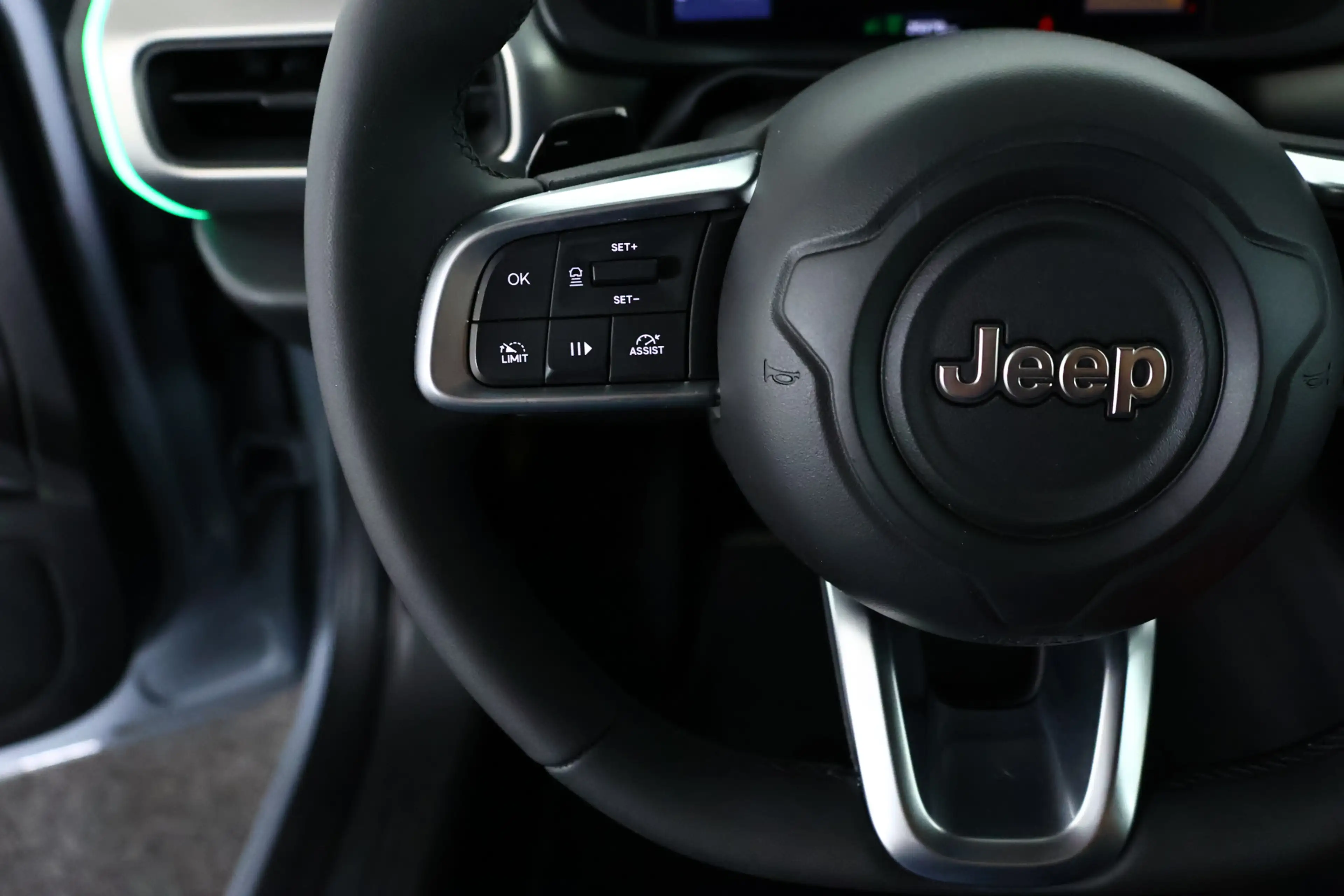 Jeep Avenger 1.2 e-Hybrid Altitude Carplay / LED / ACC / Camera — photo 18