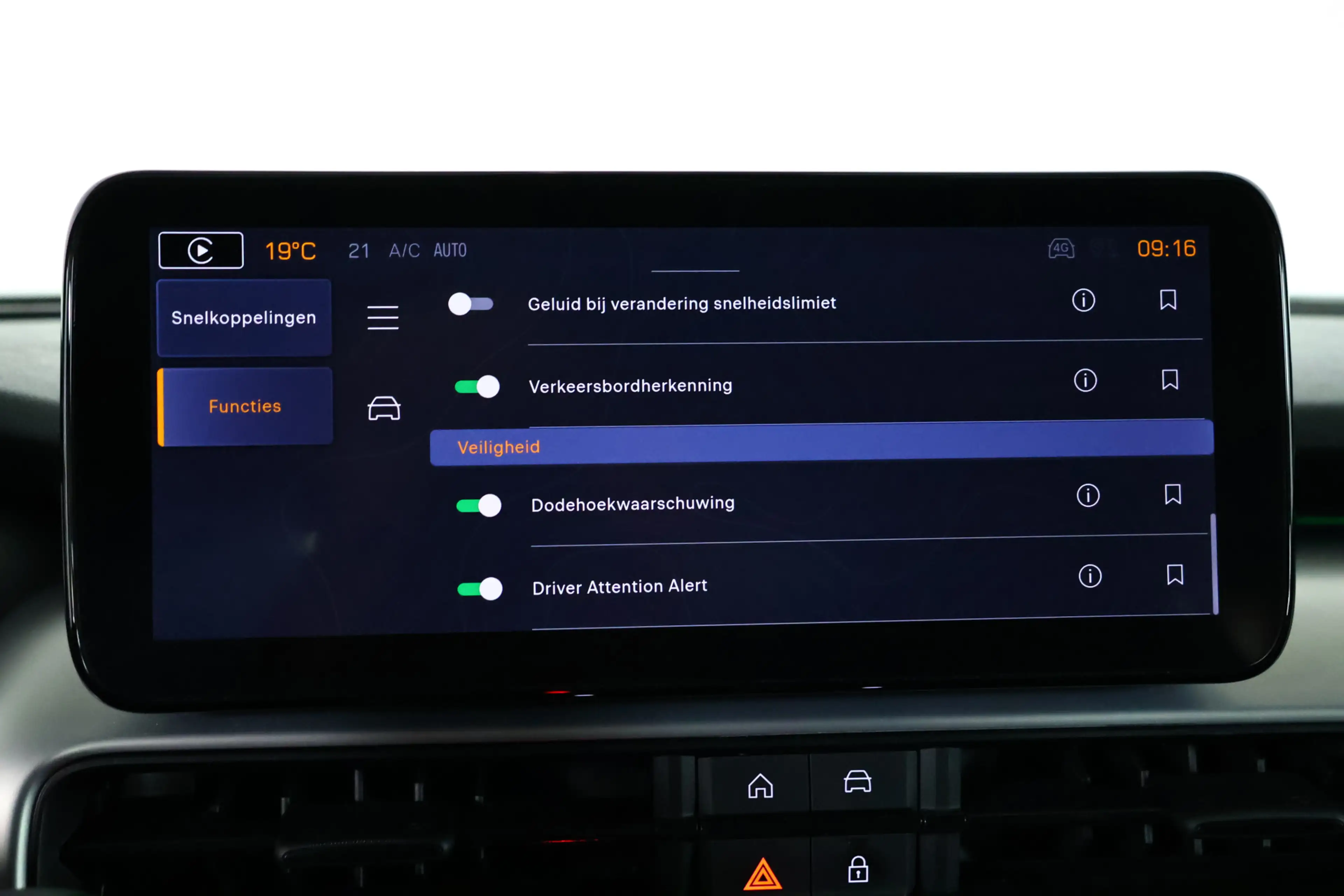Jeep Avenger 1.2 e-Hybrid Altitude Carplay / LED / ACC / Camera — photo 27