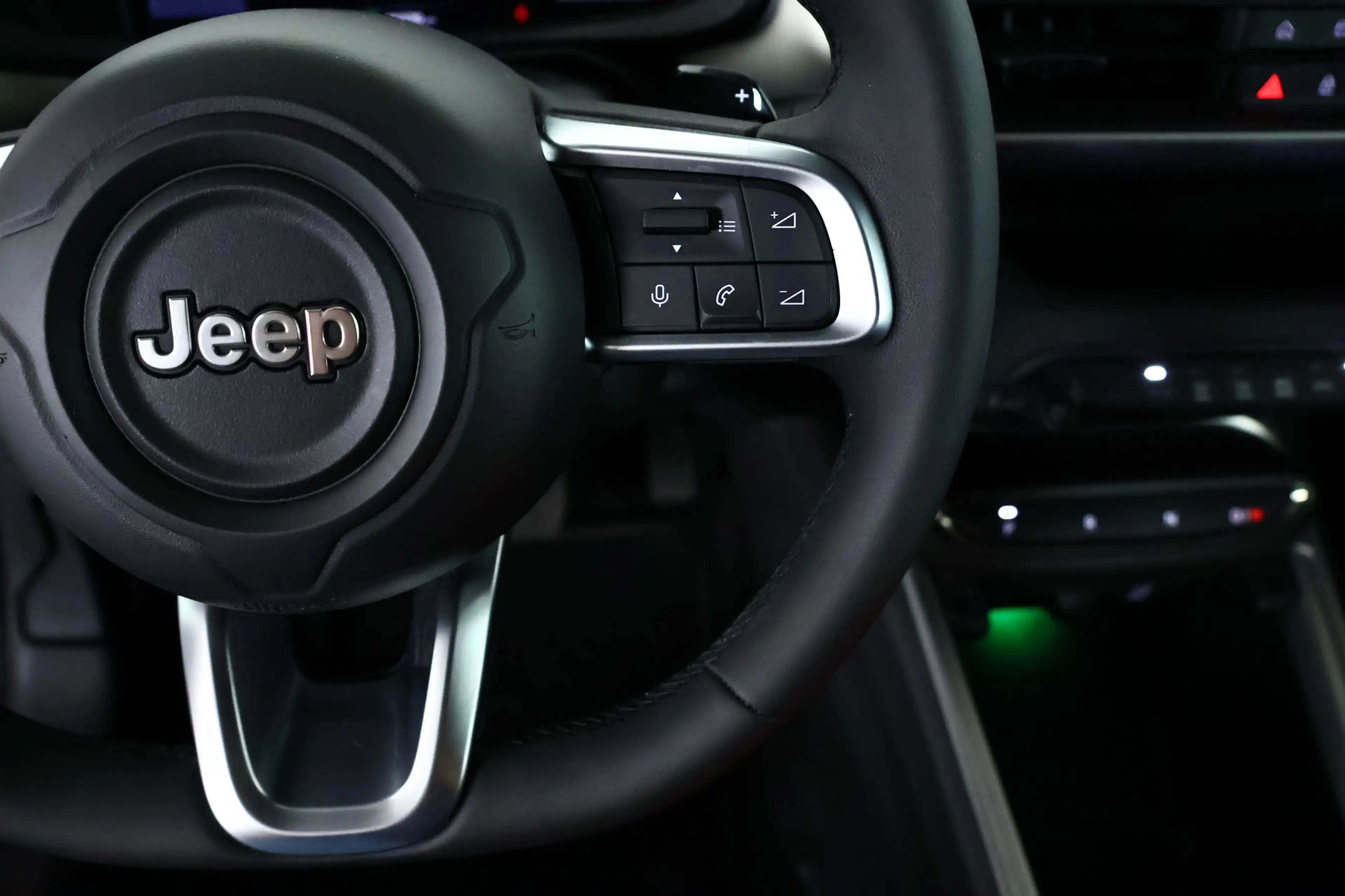 Jeep Avenger 1.2 e-Hybrid Altitude Carplay / LED / ACC / Camera — photo 19