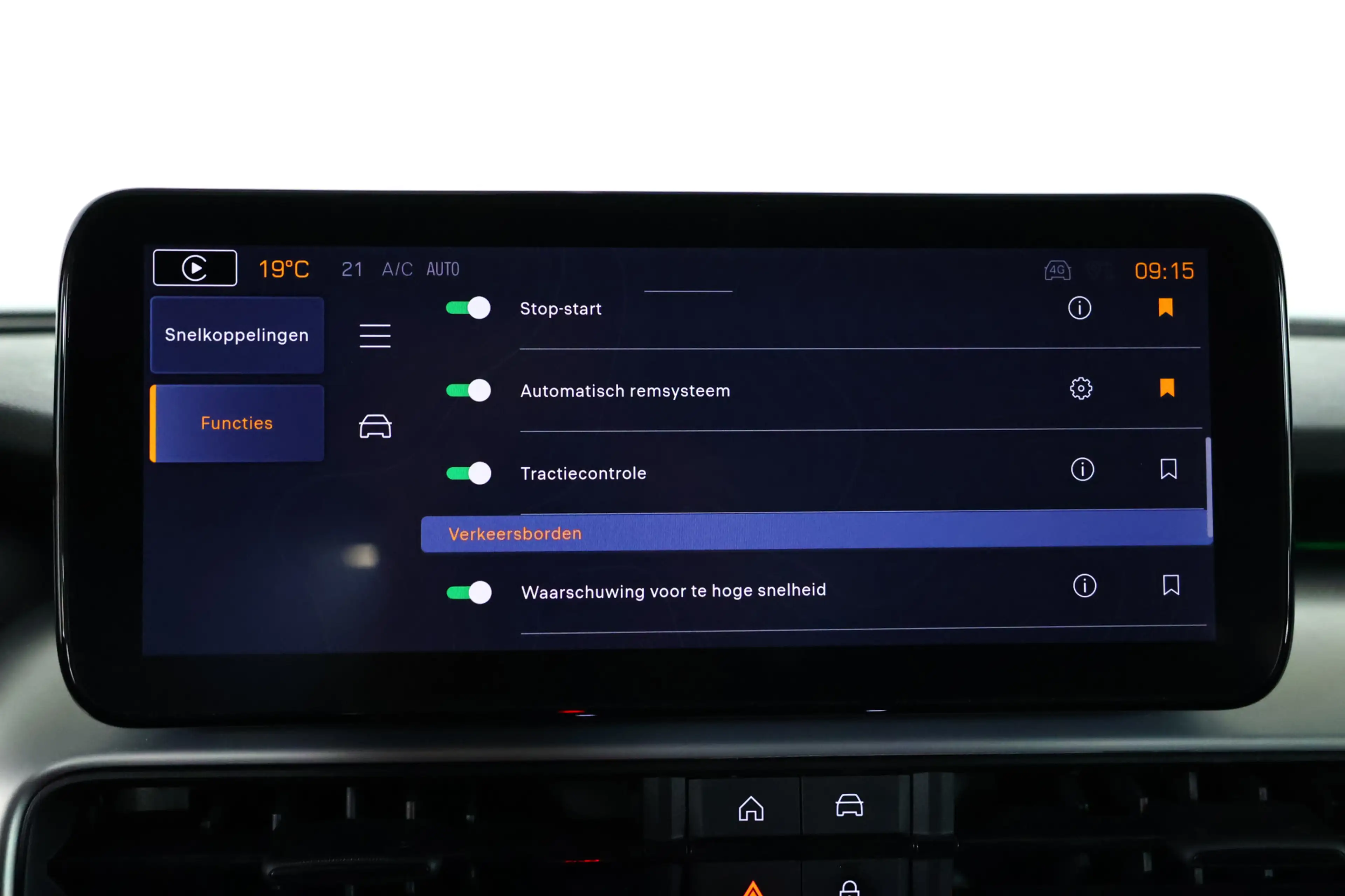 Jeep Avenger 1.2 e-Hybrid Altitude Carplay / LED / ACC / Camera — photo 26