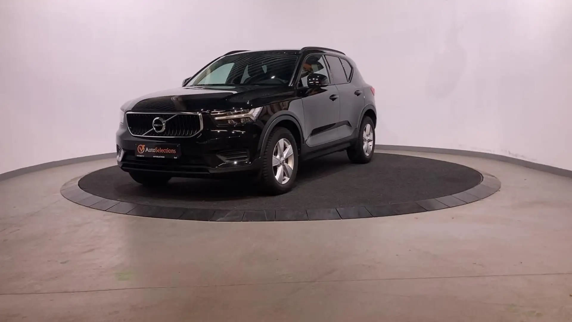 Volvo XC40 T2 MOMENTUM CORE/ 17" /Navi/ Led Zwart - 1