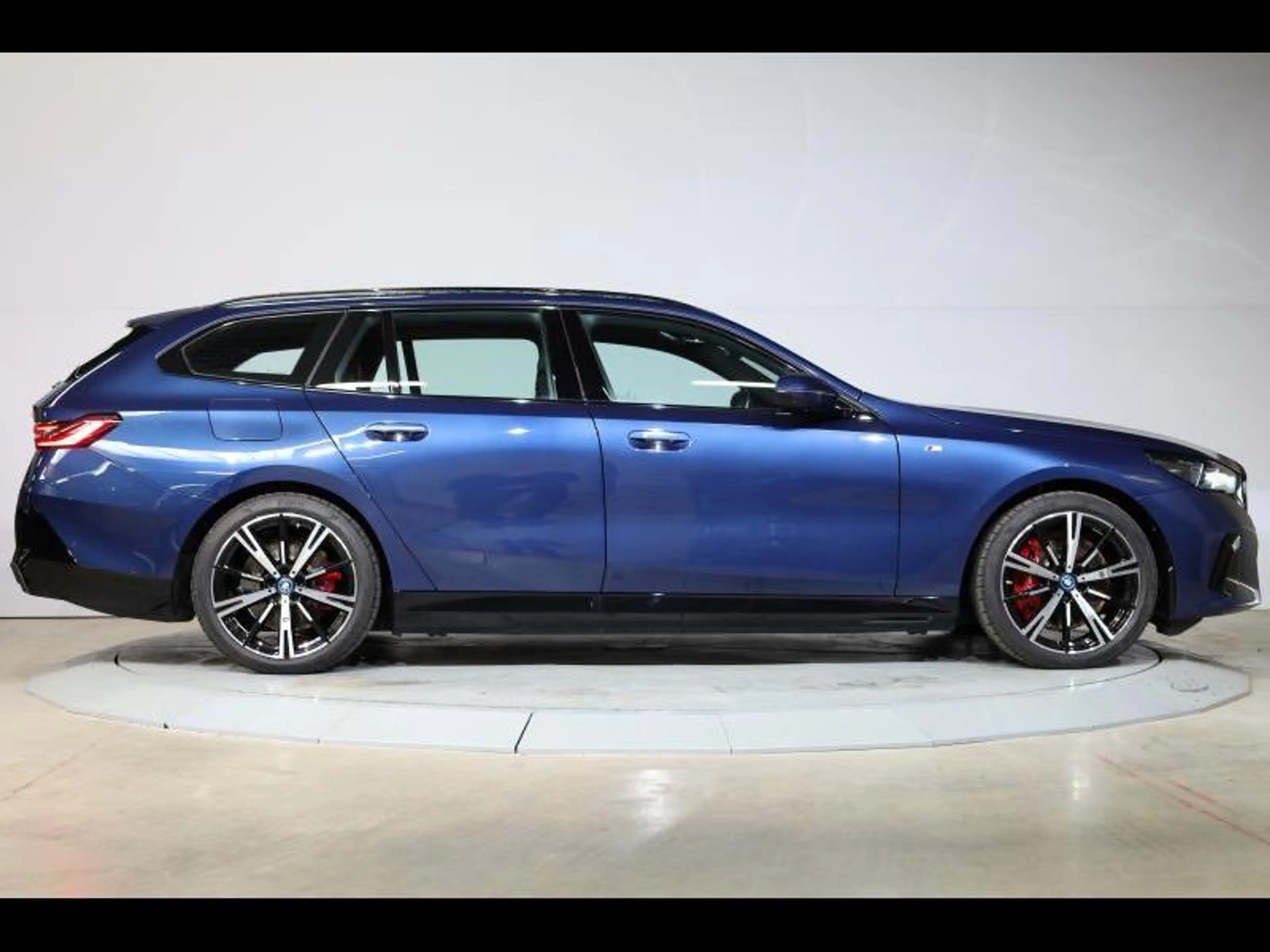 BMW i5 eDrive40 Touring Kit M Sport — photo 3