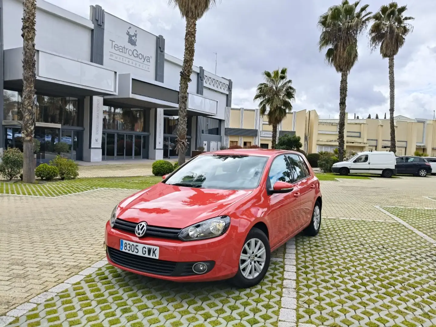 Volkswagen Golf 1.6TDI CR Advance 105 Rosso - 1