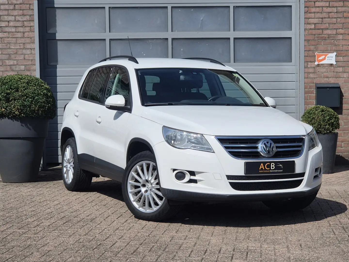 Volkswagen Tiguan 2.0 TSI Comfort&Design 4Motion Trekhaak, DVD Blanc - 1