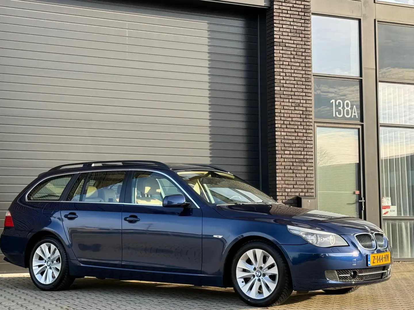 BMW 550 5-serie E61 LCI 550i Touring High Executive Aut.-6 Blauw - 2