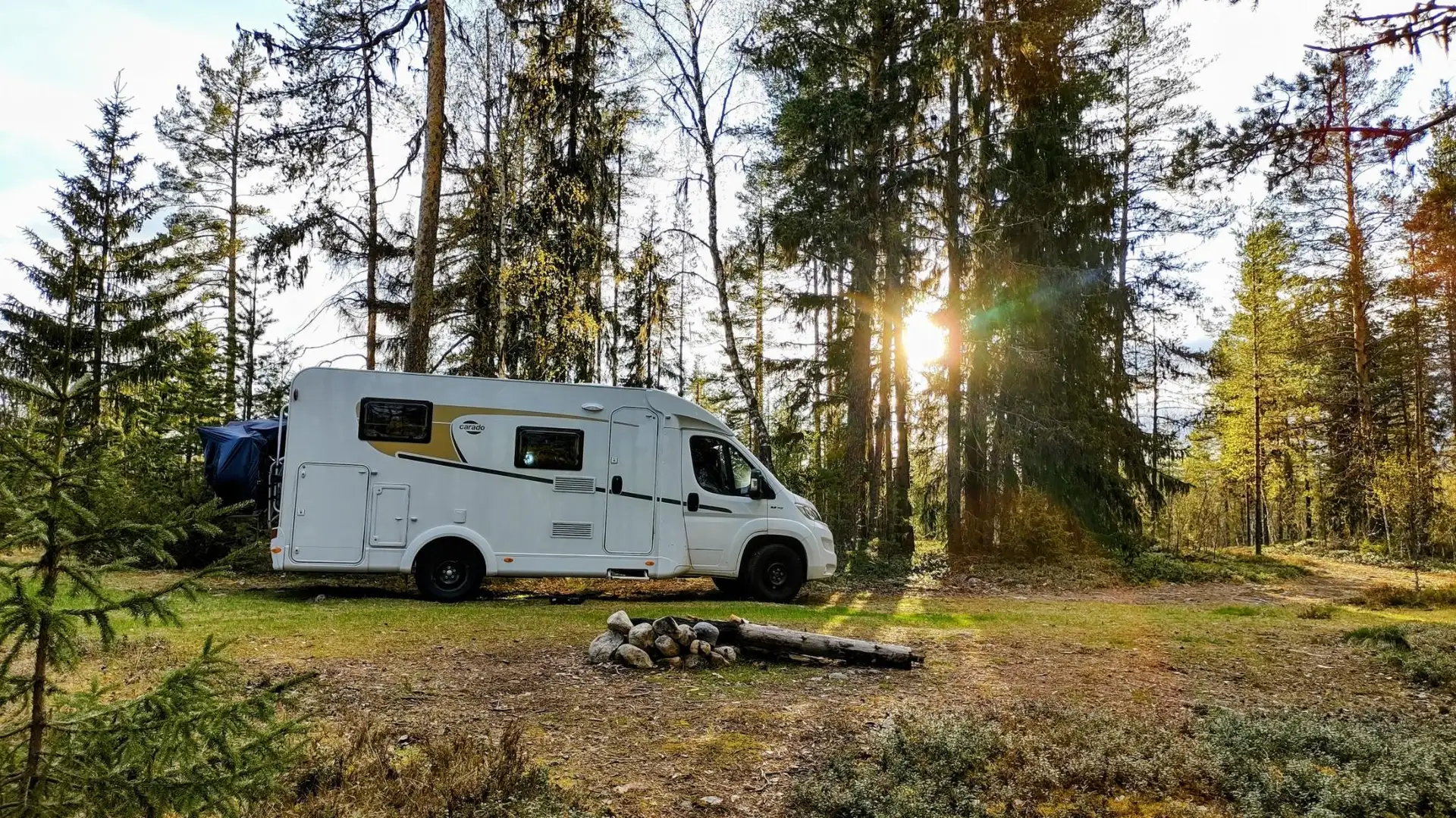 Caravans-Wohnm Carado Teilintegriertes Reisemobil auf Fiat Ducato Basis Weiß - 1
