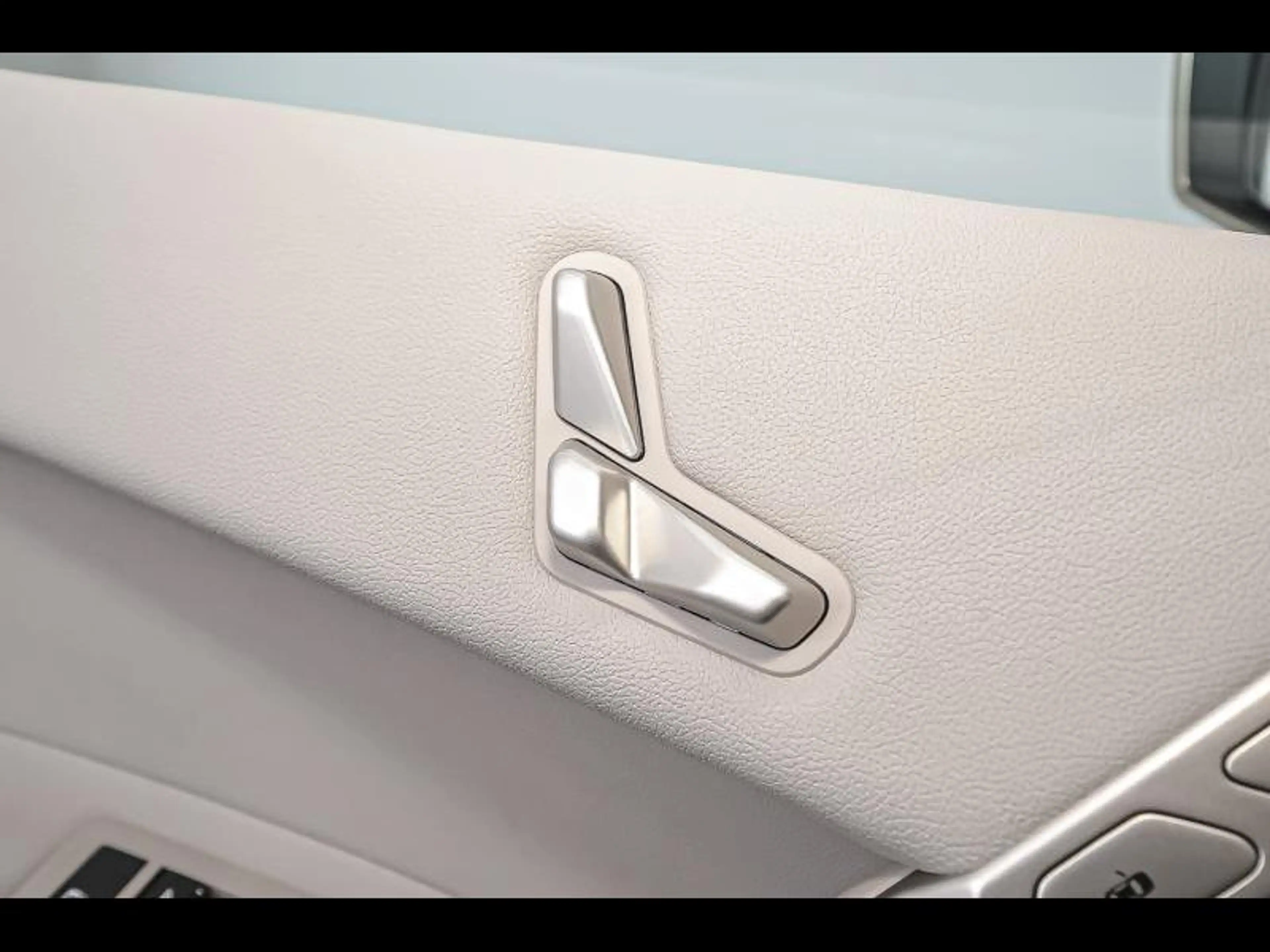 BMW iX xDrive40 - Sport — photo 14