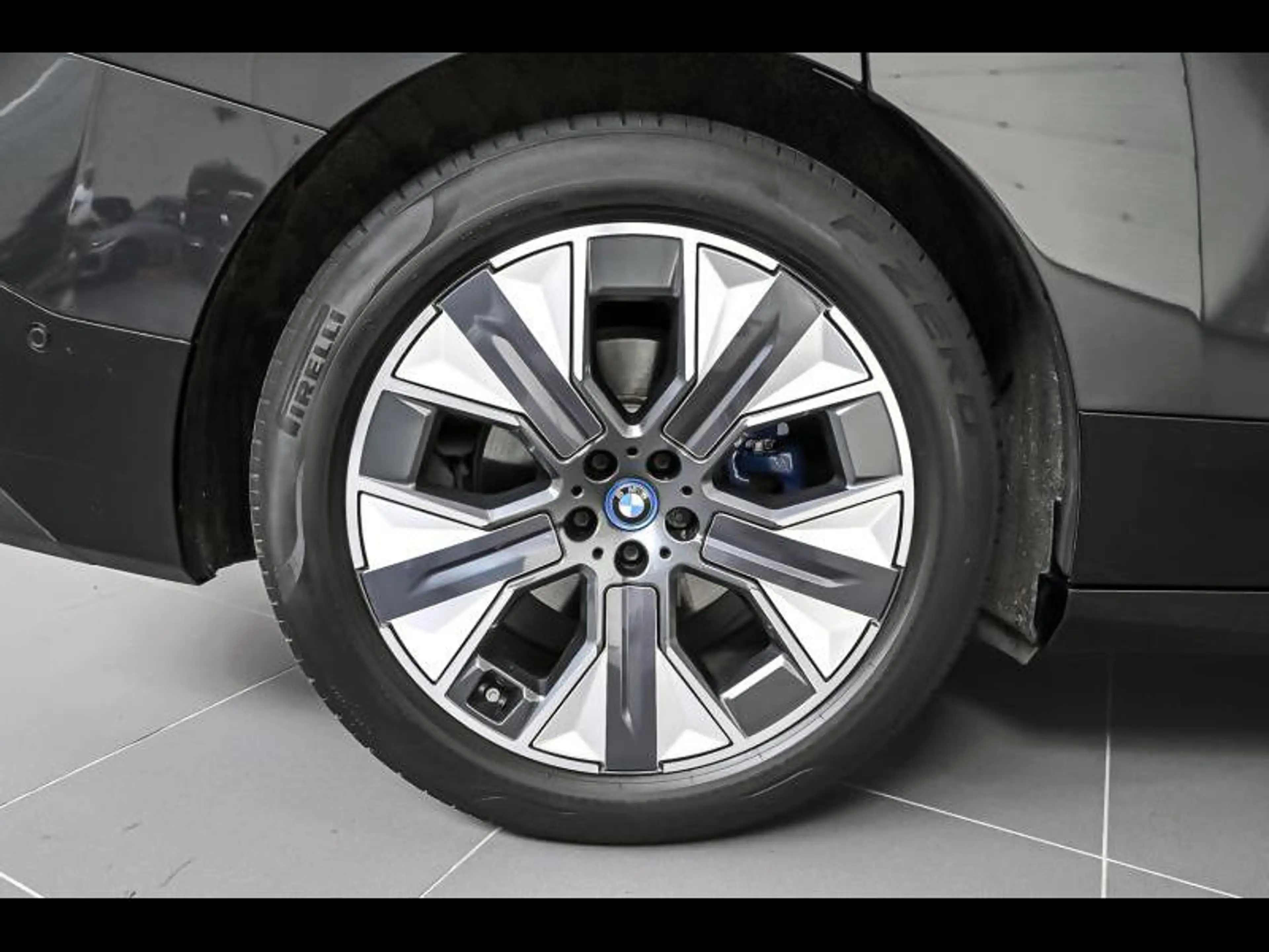 BMW iX xDrive40 - Sport — photo 4