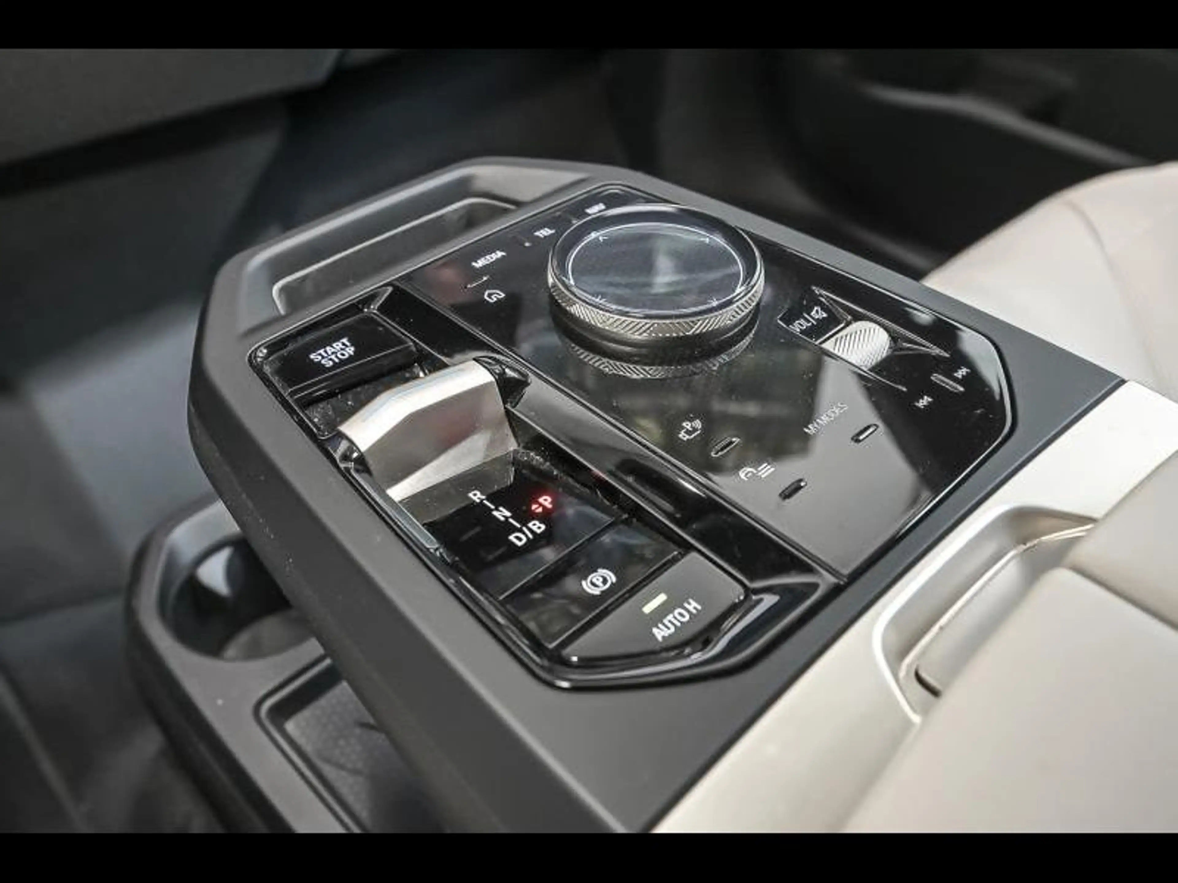 BMW iX xDrive40 - Sport — photo 9
