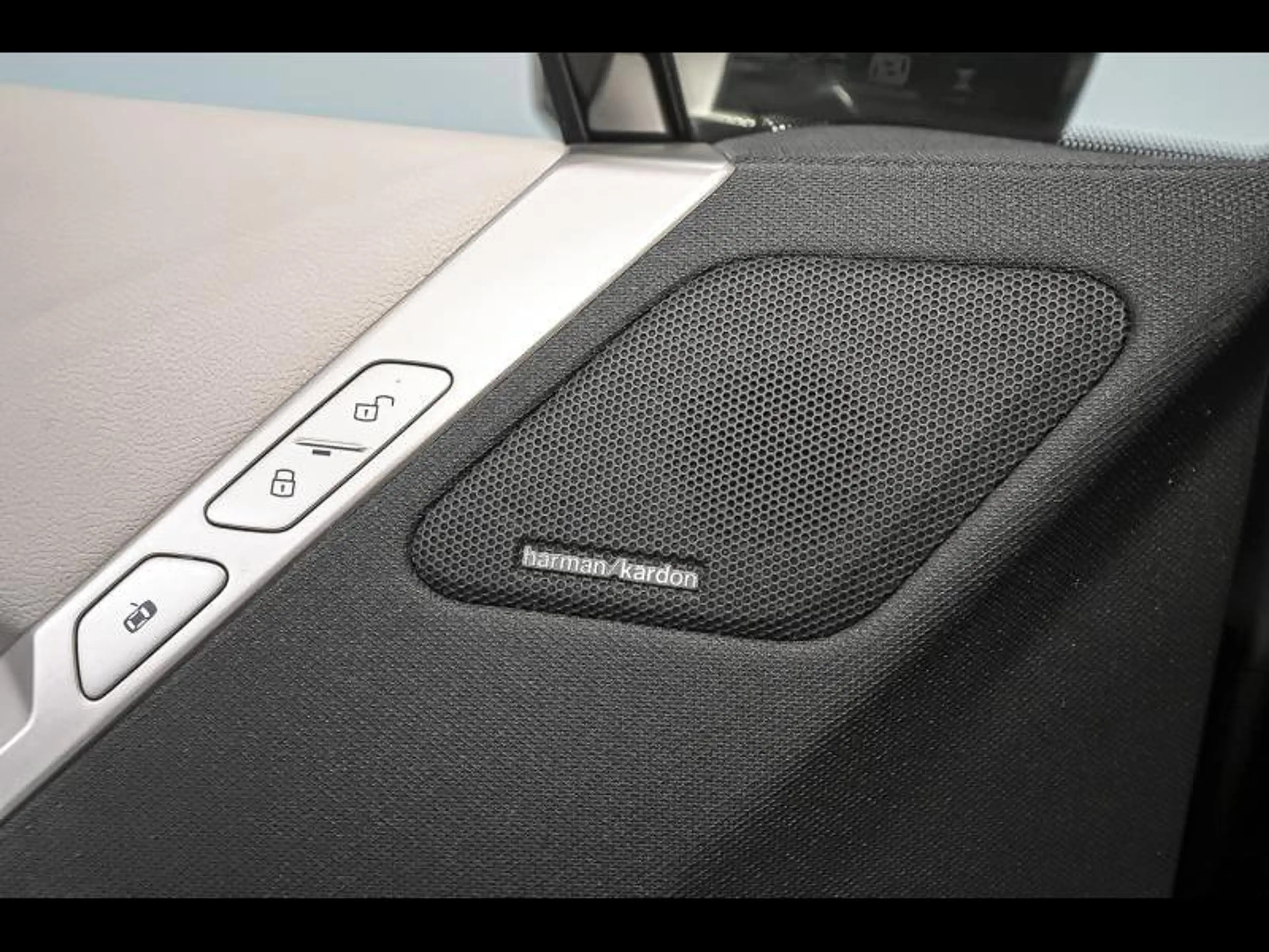 BMW iX xDrive40 - Sport — photo 13