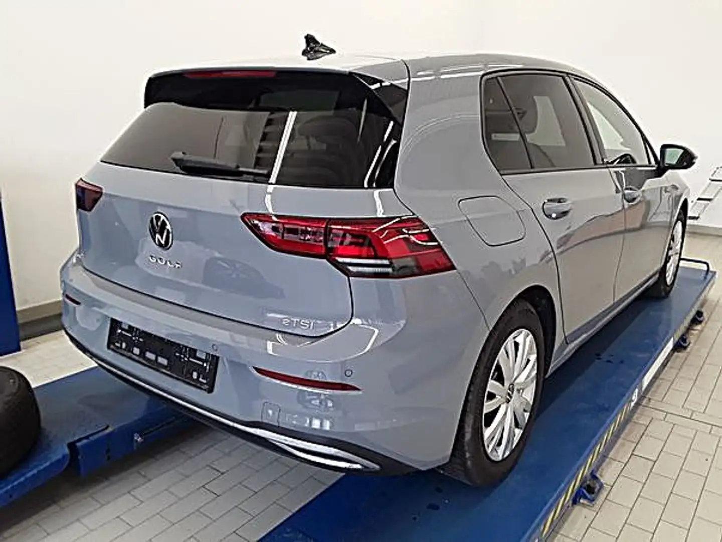 Volkswagen Golf Life 1,5 l eTSI DSG Klima Navi Einparkhilfe Grau - 2