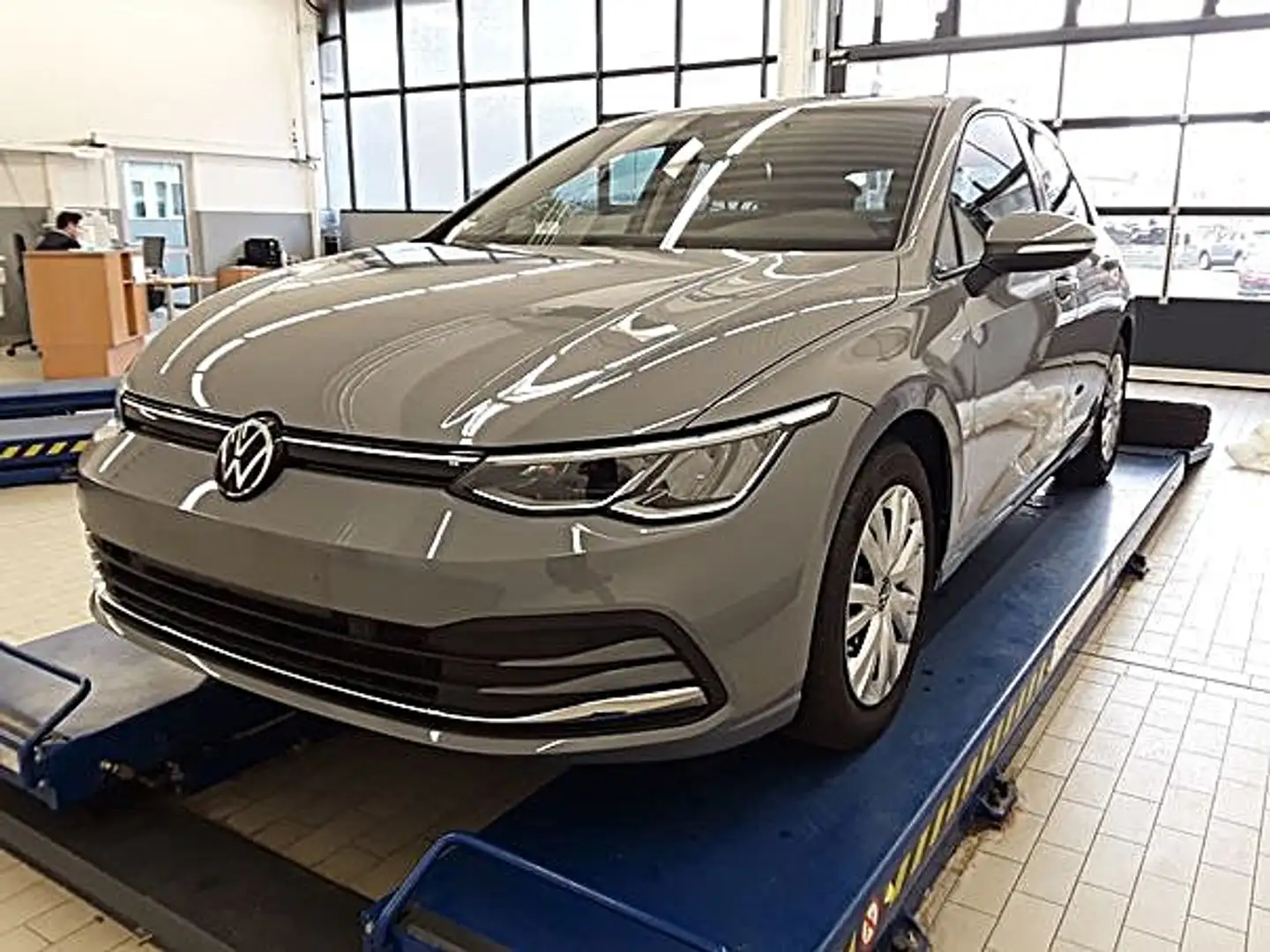 Volkswagen Golf Life 1,5 l eTSI DSG Klima Navi Einparkhilfe Grau - 1