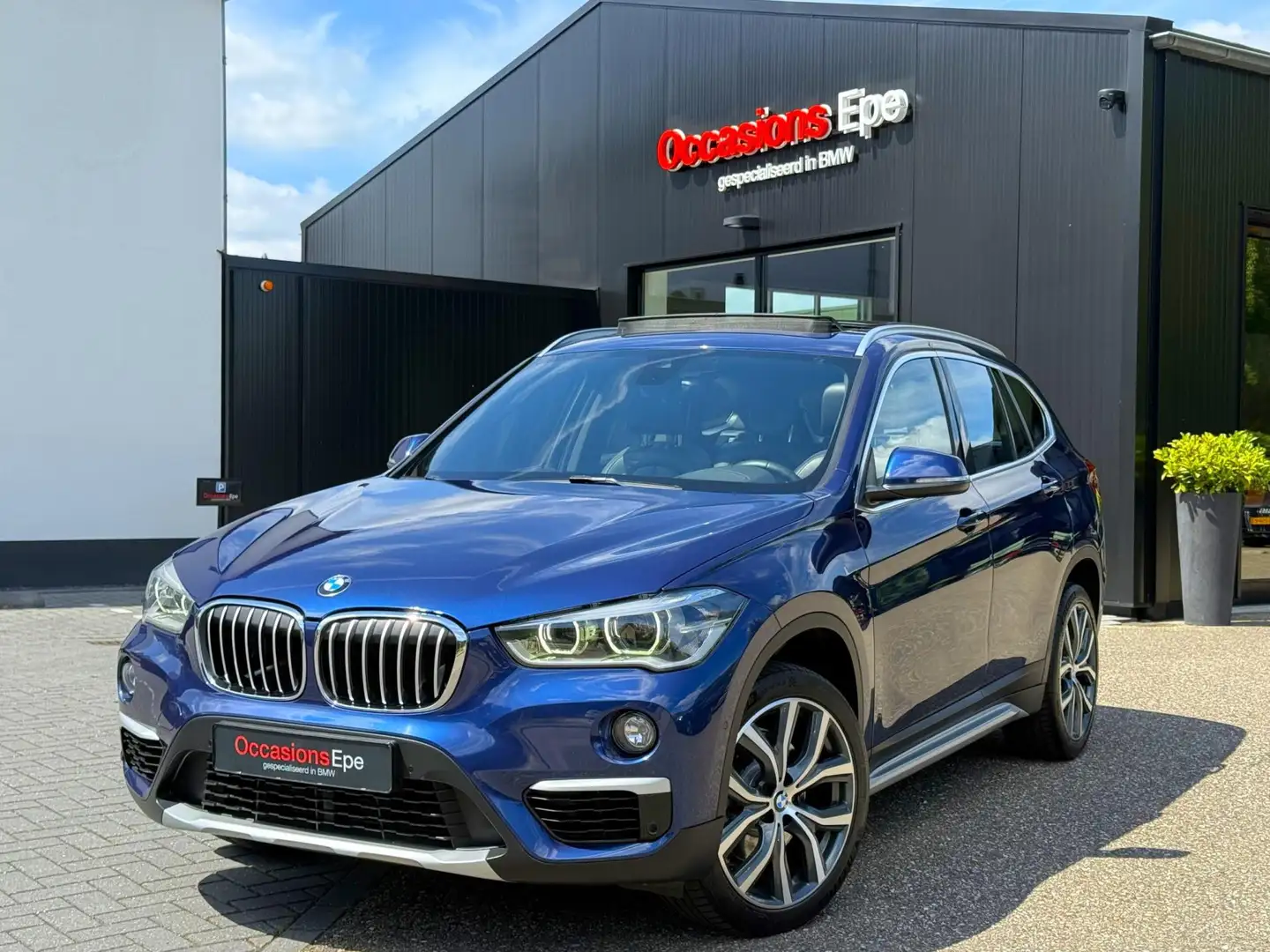 BMW X1 SDrive20i X-Line Headup Panoramadak Mediterranblau Blauw - 1