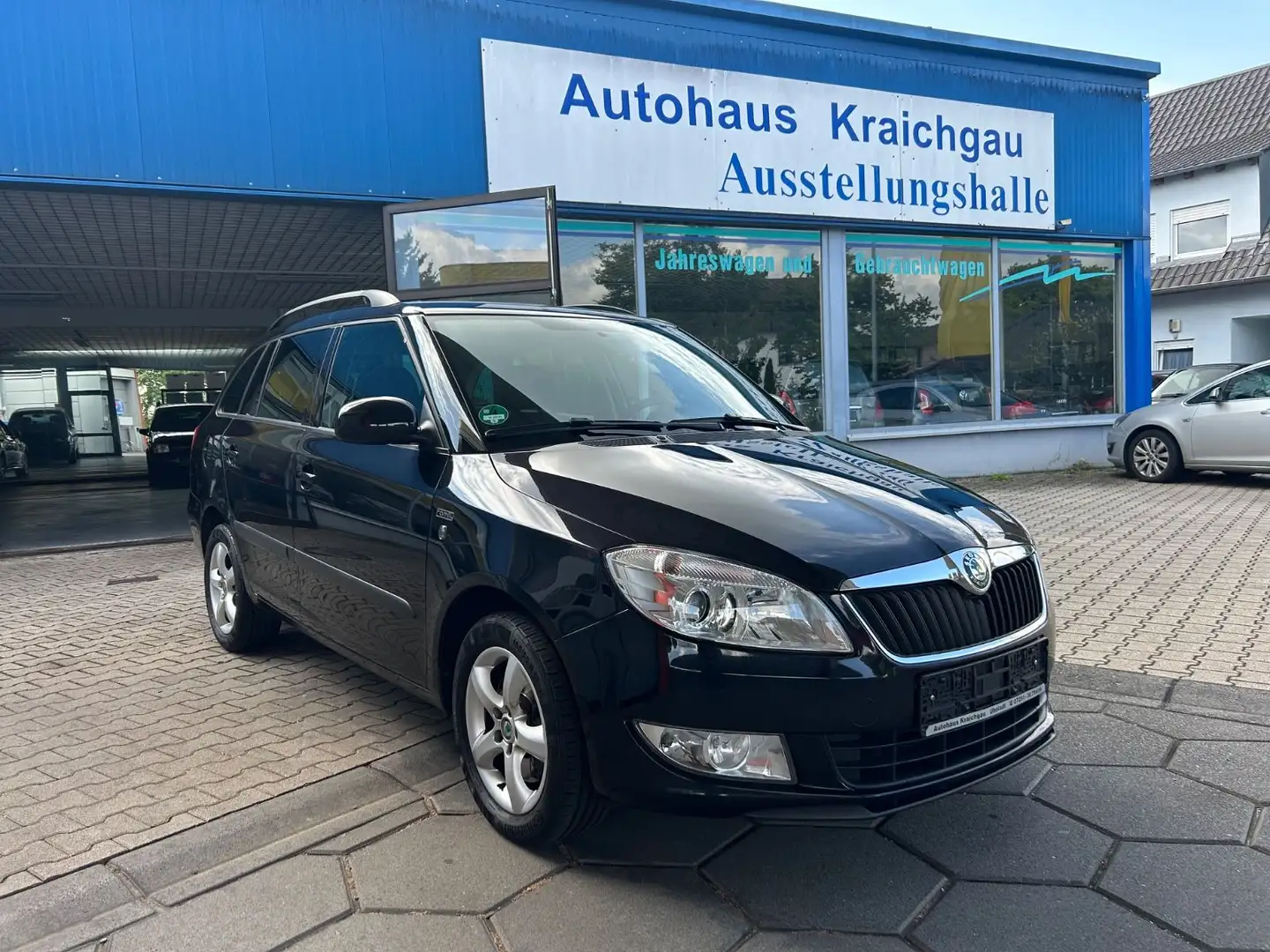 Skoda Fabia Combi Family DSG AHK SHZ inkl. Garantie Noir - 1