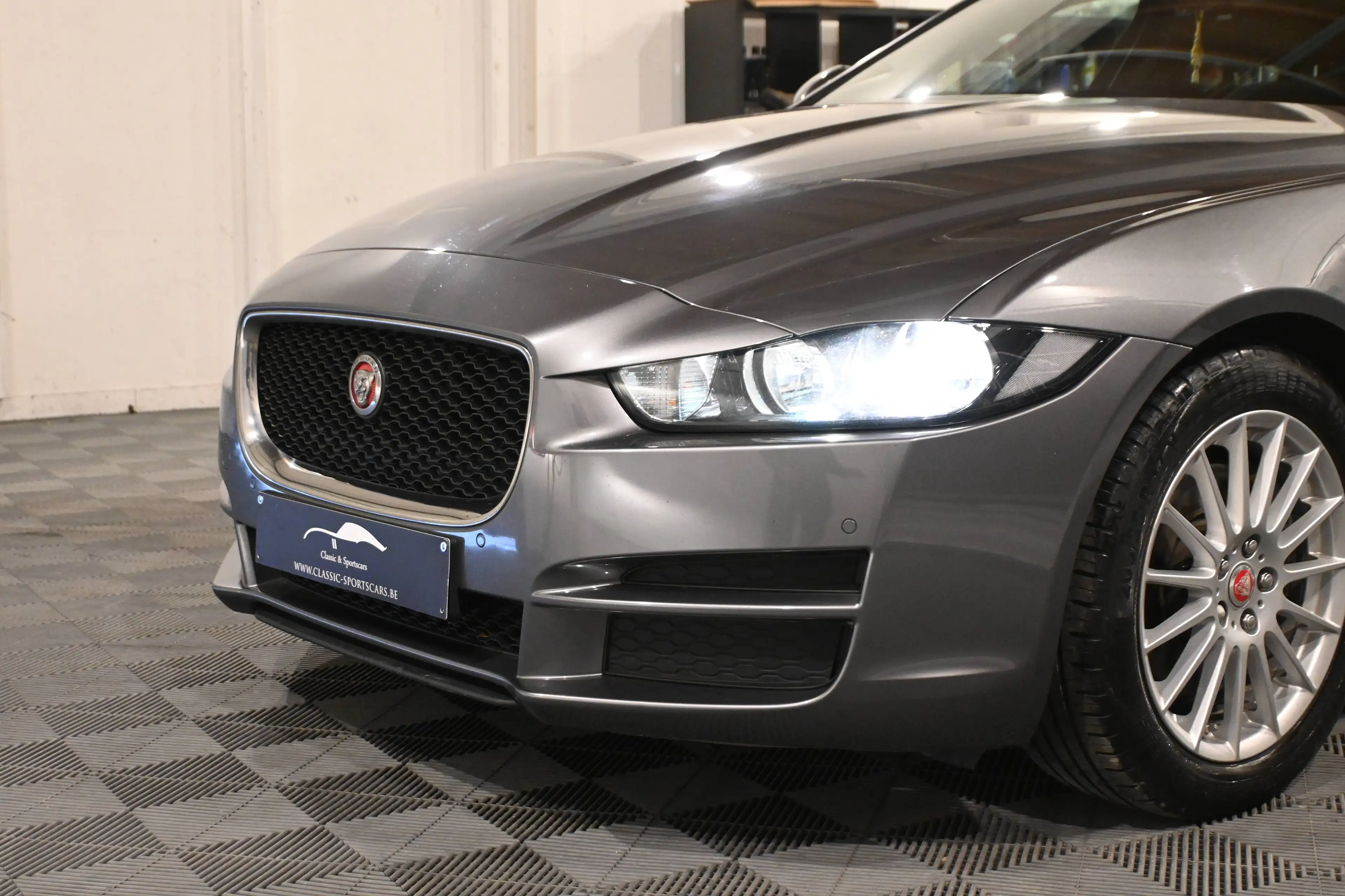 Jaguar XE XE 2.0 D E-Performance EURO 6b / CAMERA / GPS NAVIGATION / PDC !! — photo 4