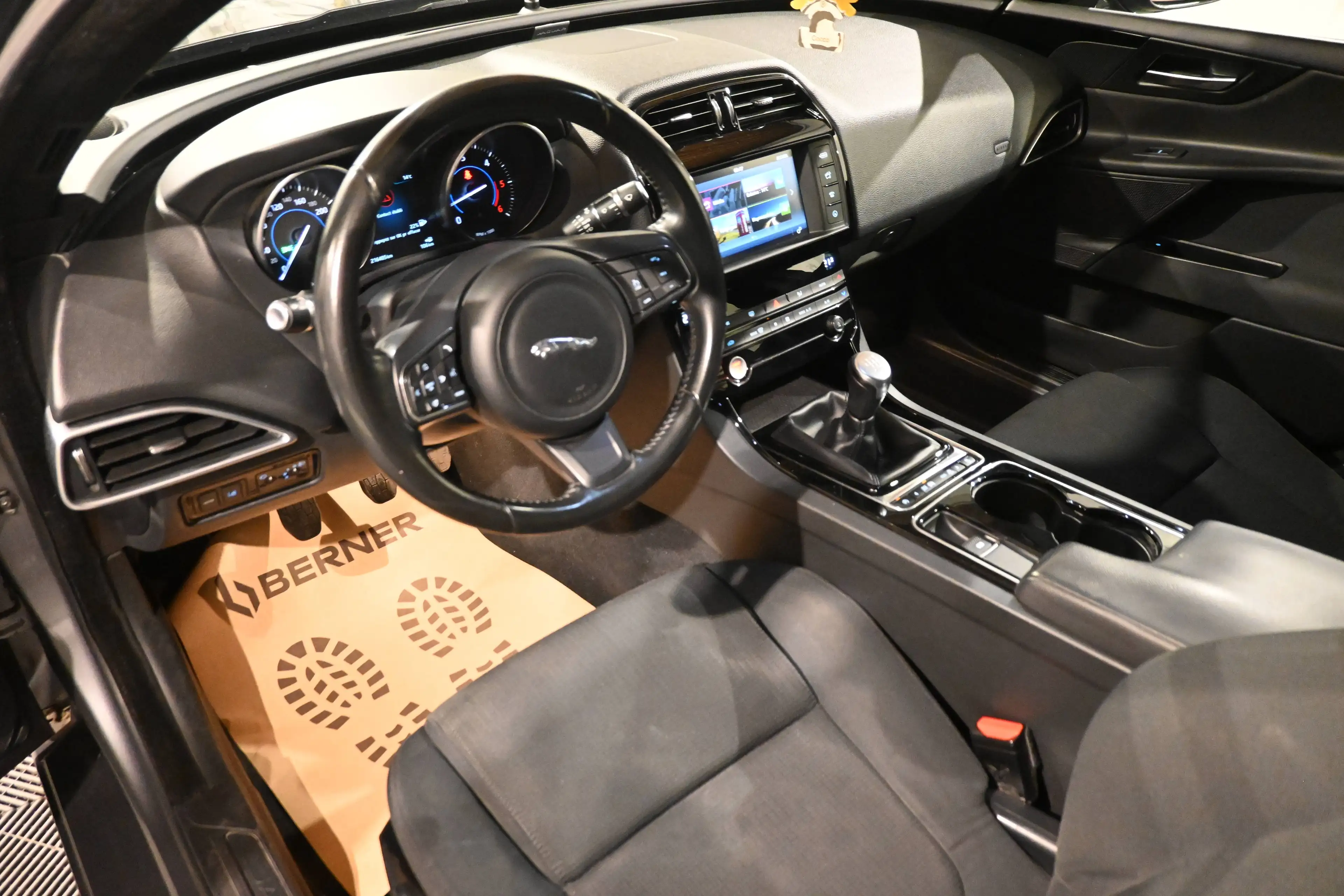Jaguar XE XE 2.0 D E-Performance EURO 6b / CAMERA / GPS NAVIGATION / PDC !! — photo 13