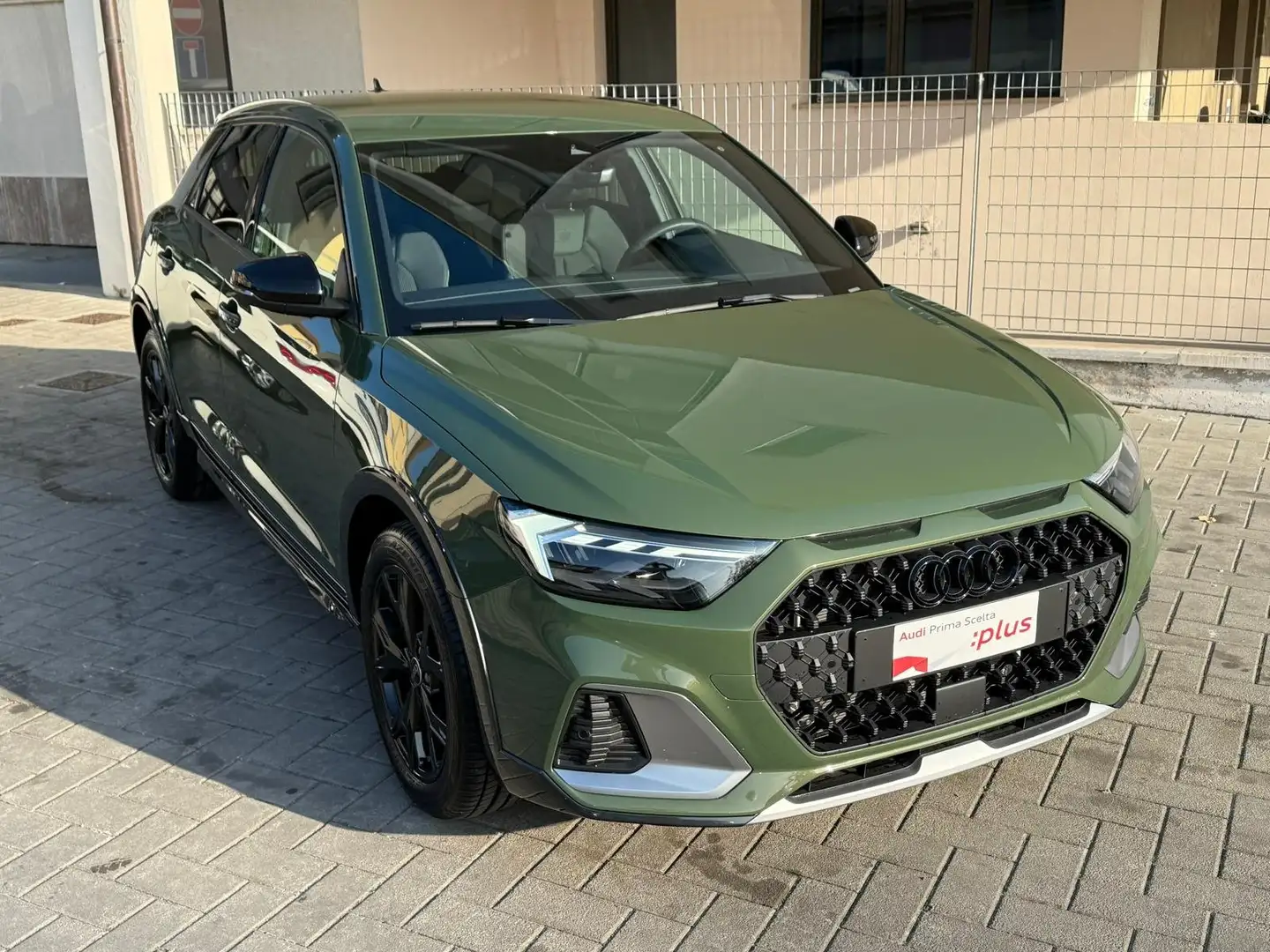 Audi A1 allstreet 30 1.0 tfsi Identity Contrast 110cv s tr Verde - 1