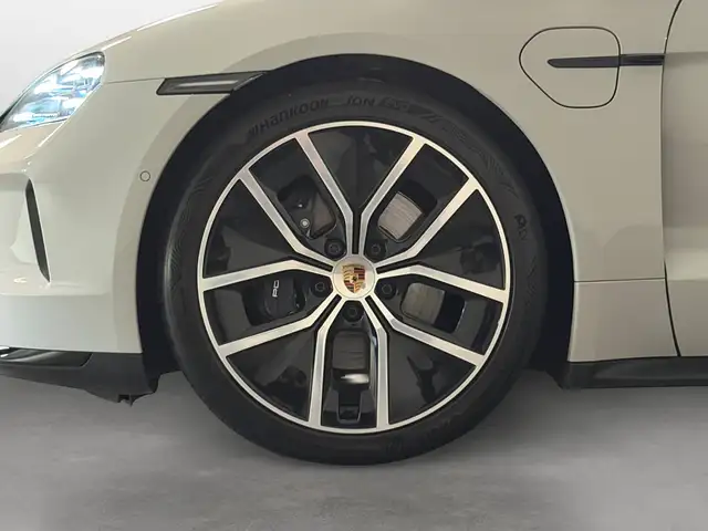 Porsche Taycan view 9