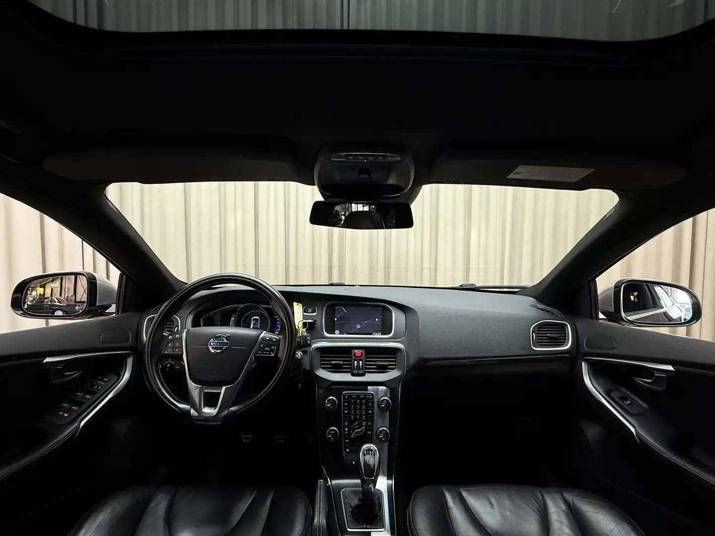Volvo V40 1.6 D2 R-Design *Panoramadak* Leder / Stoelverwarm Zwart - 2