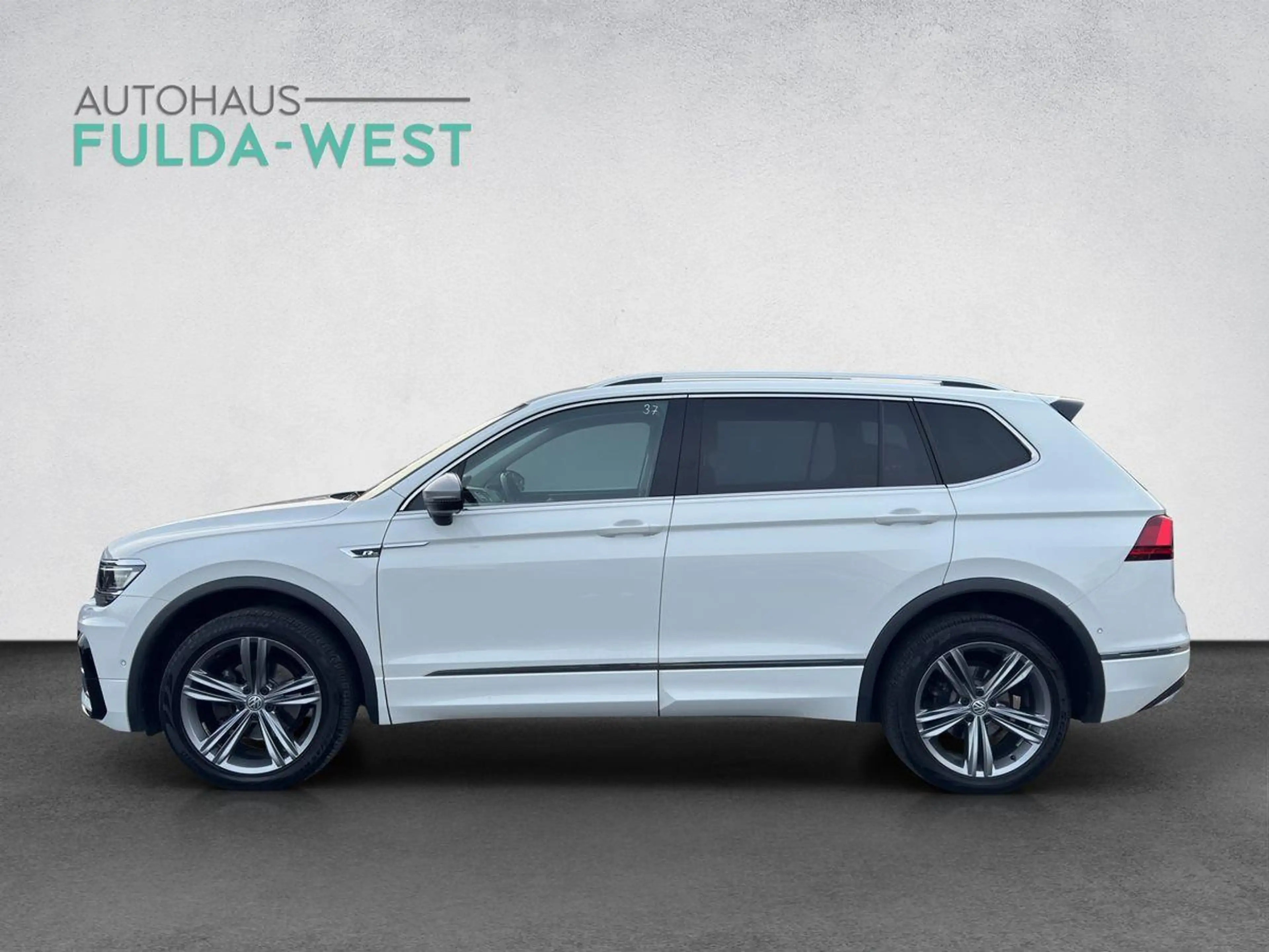Volkswagen Tiguan Allspace 2.0TDI DSG 4M R Line 7Sitze AHK — photo 3