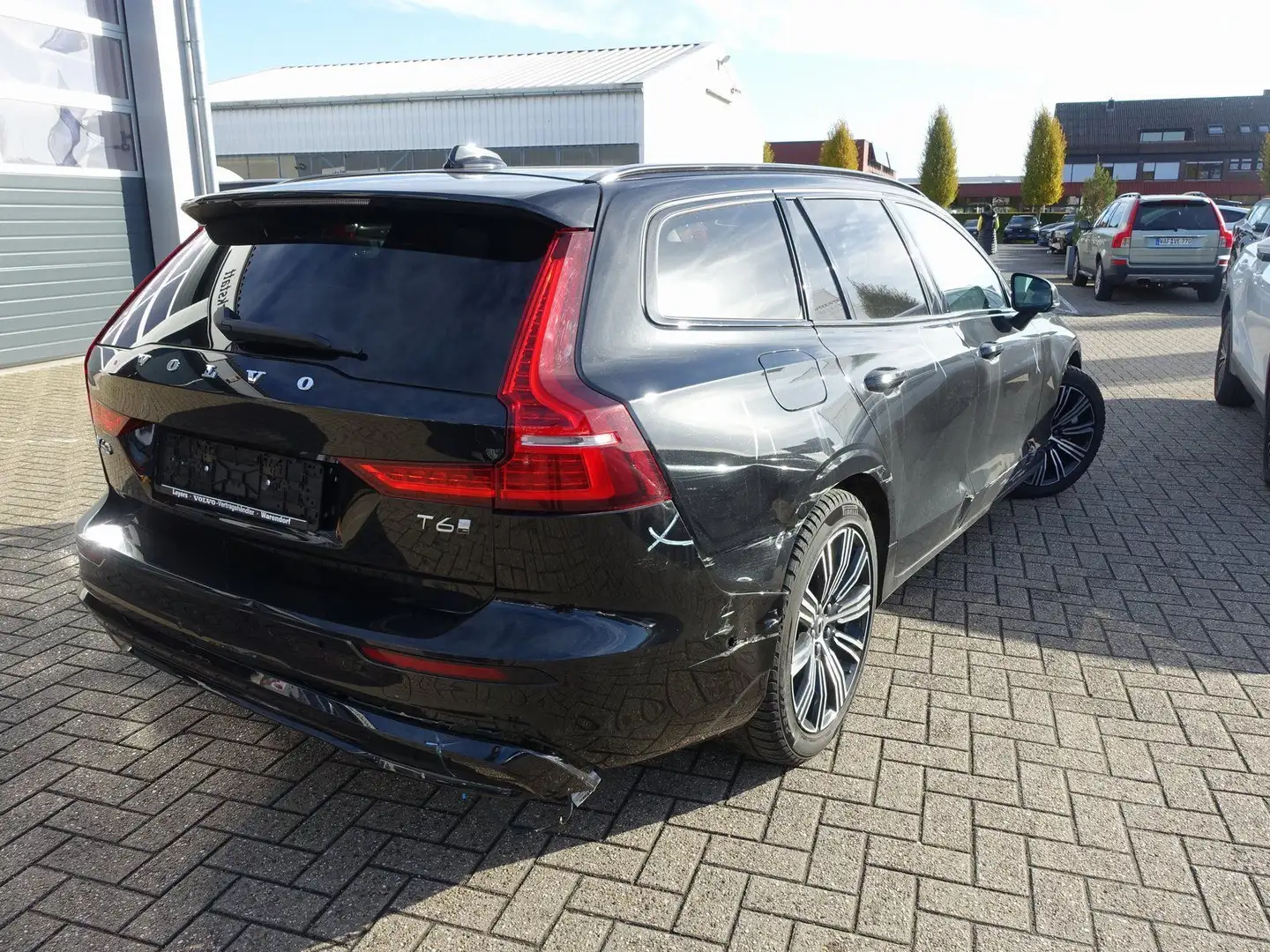 Volvo V60 Plus Dark T6 AWD Plug-in Hybrid/BLIS/360/H&K Schwarz - 2