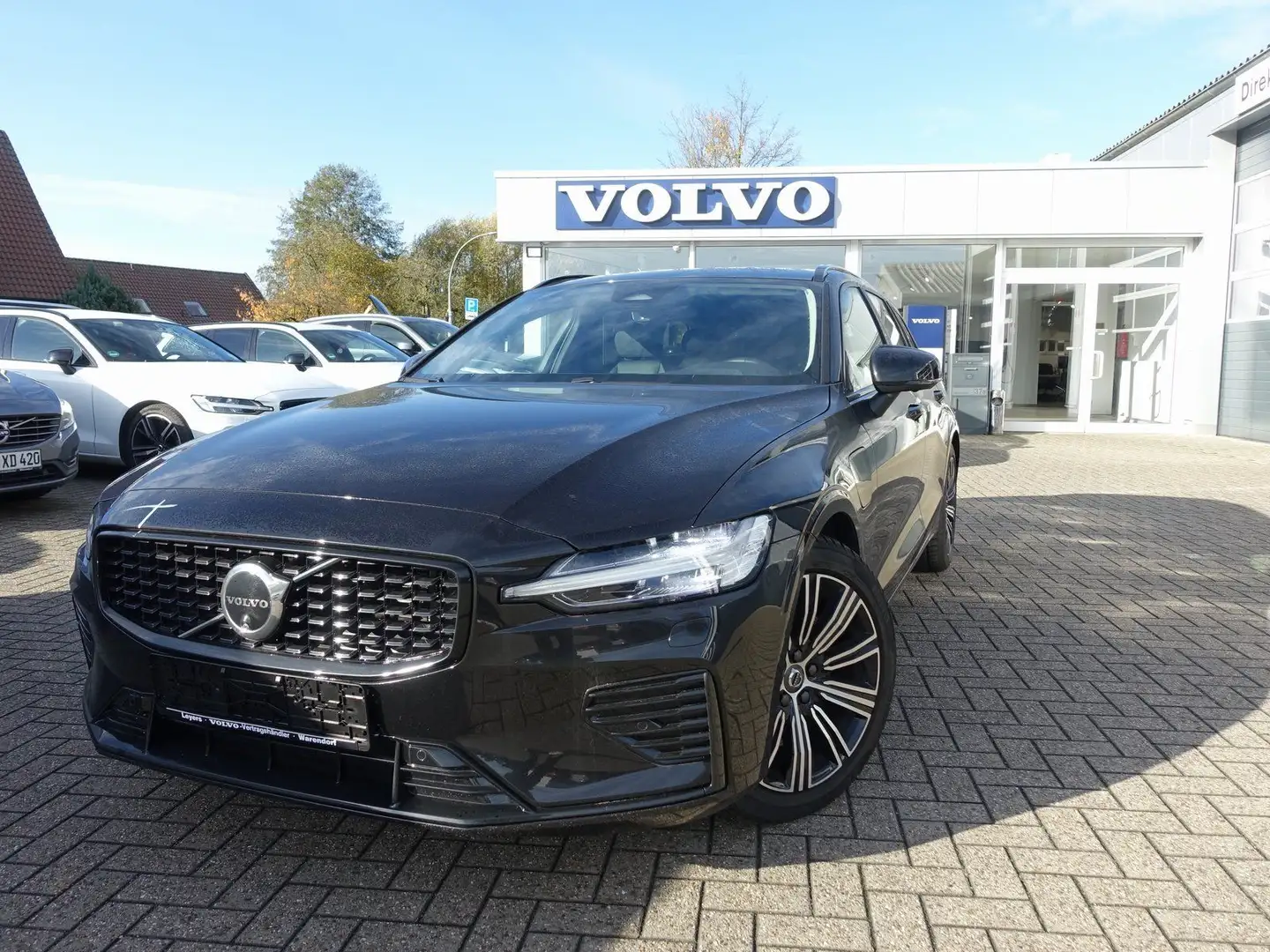Volvo V60 Plus Dark T6 AWD Plug-in Hybrid/BLIS/360/H&K Schwarz - 1