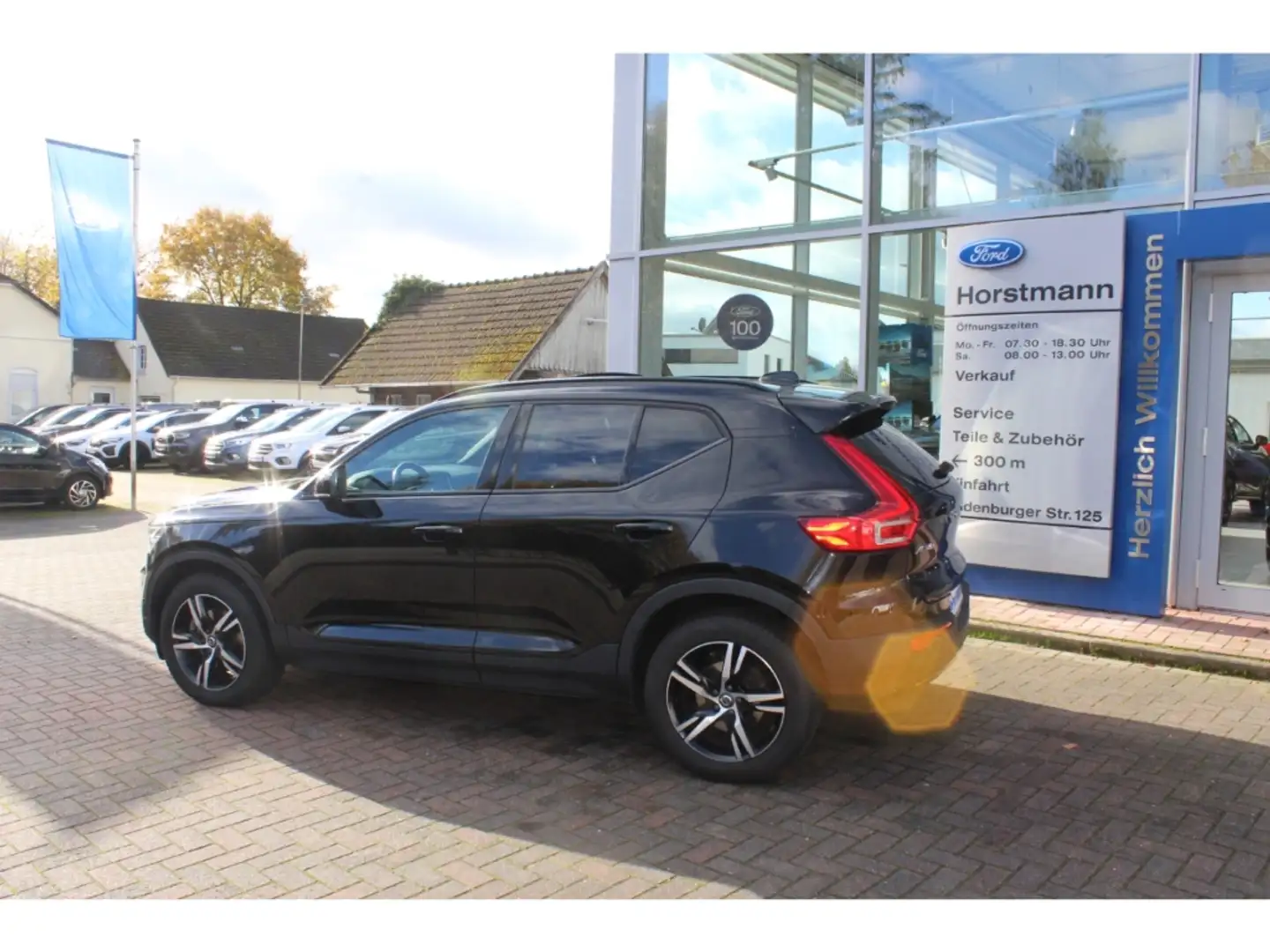 Volvo XC40 R DESIGN AUTOMATIK ALLRAD, LEDER, ELEK. GSD, AHK, Schwarz - 2
