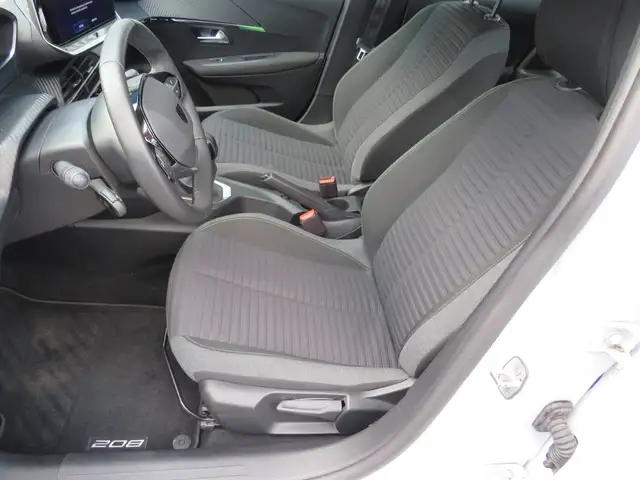 Peugeot 208 view 11
