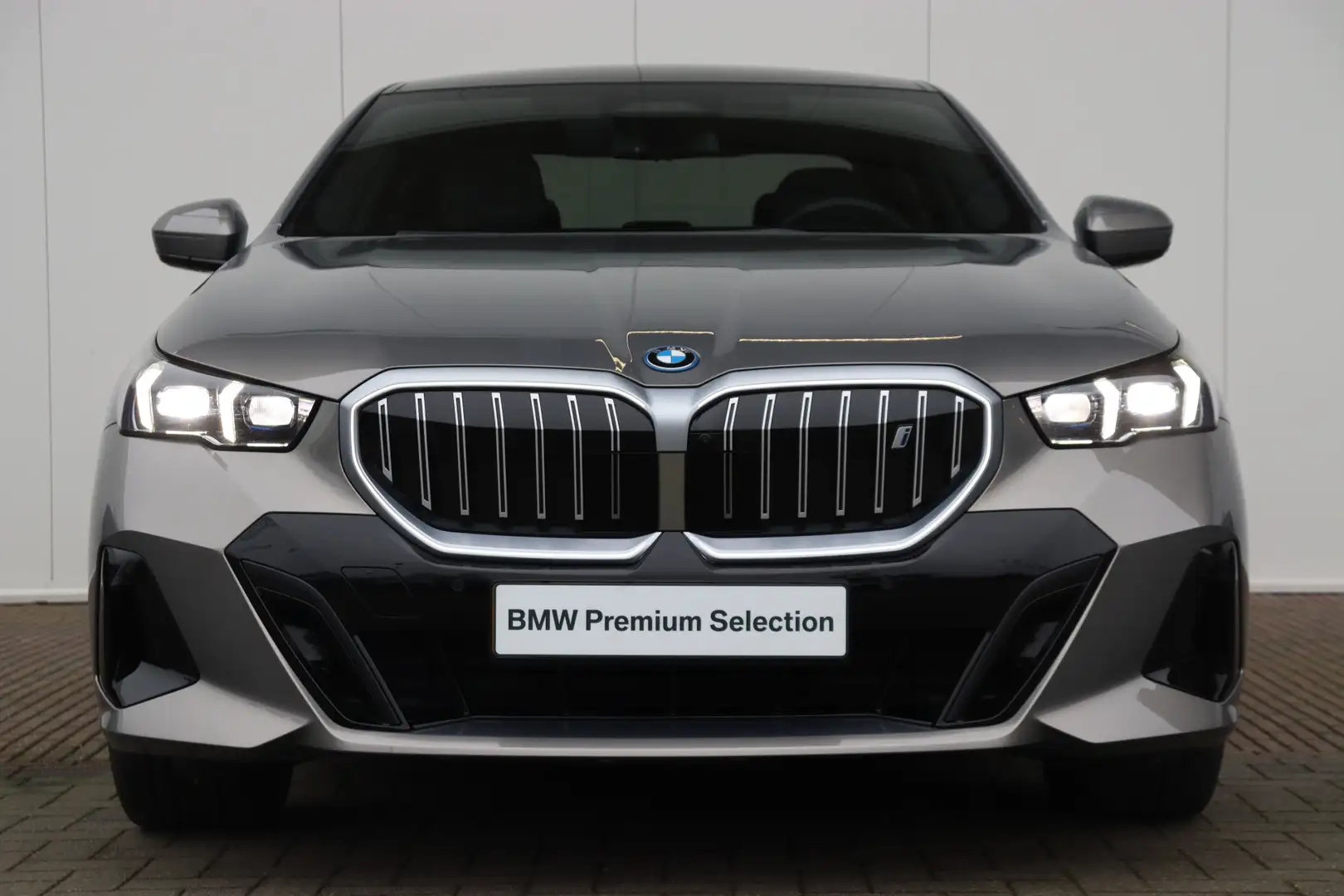 BMW i5 eDrive40 84 kWh M-Sportpakket / Panoramadak / Comf Grijs - 2
