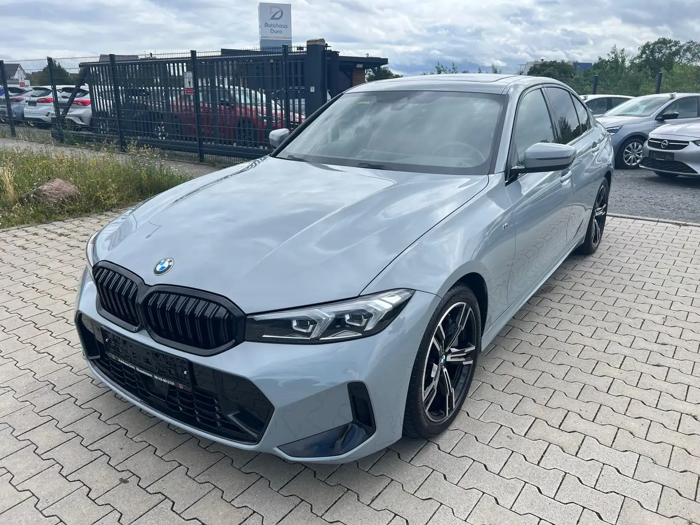 BMW 330 330i M Sport Limousine Aut. Navi+Led+Leder+Shz Grijs - 2