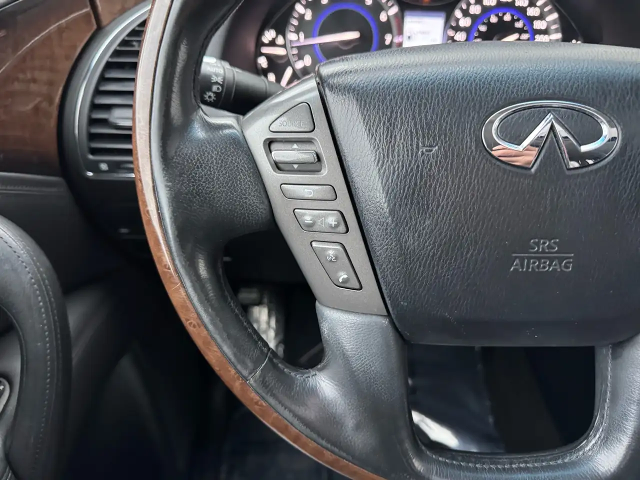 Infiniti QX80 снимка Infiniti QX80