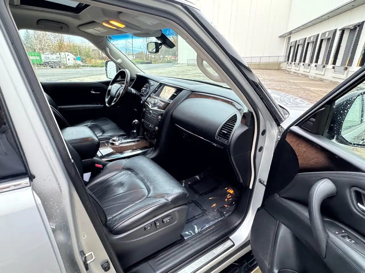 Infiniti QX80 снимка Infiniti QX80