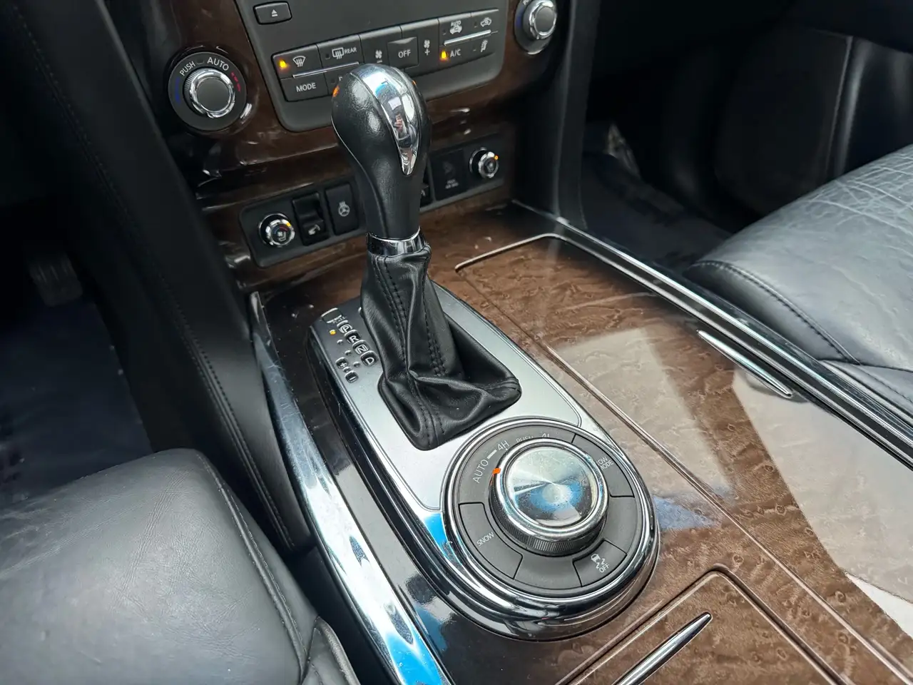 Infiniti QX80 снимка Infiniti QX80