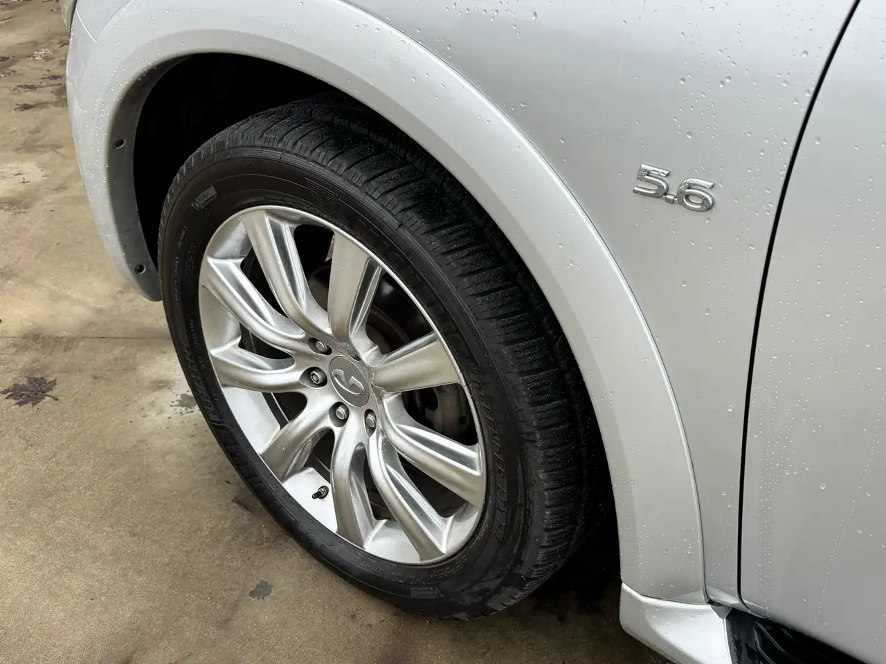 Infiniti QX80 снимка Infiniti QX80