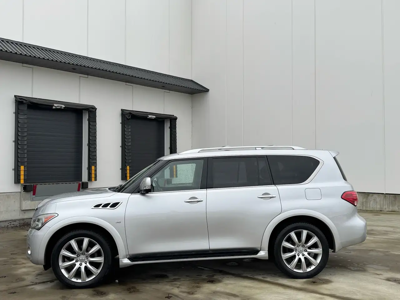 Infiniti QX80 снимка Infiniti QX80