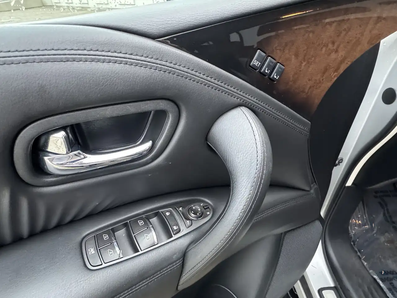 Infiniti QX80 снимка Infiniti QX80