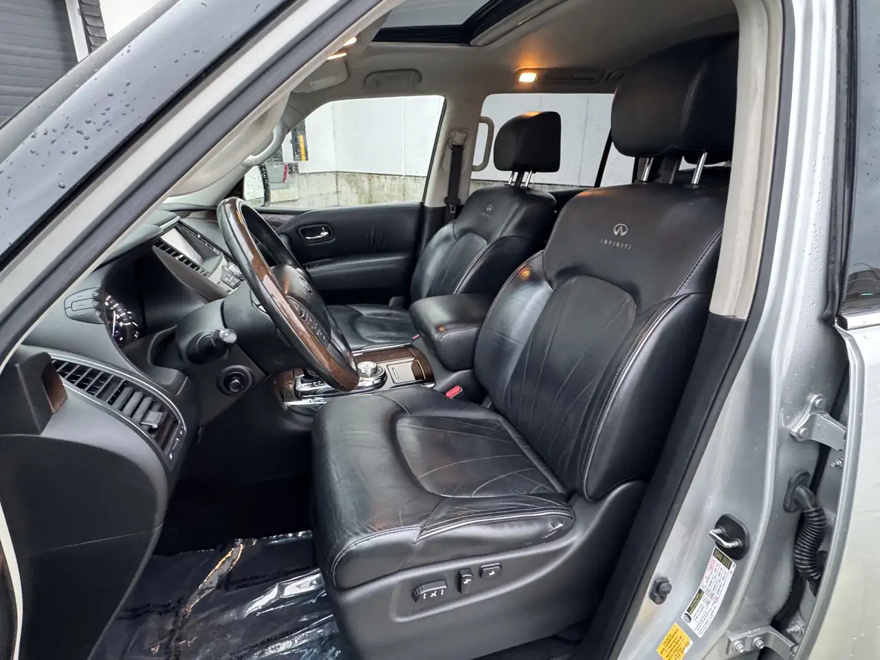 Infiniti QX80 снимка Infiniti QX80