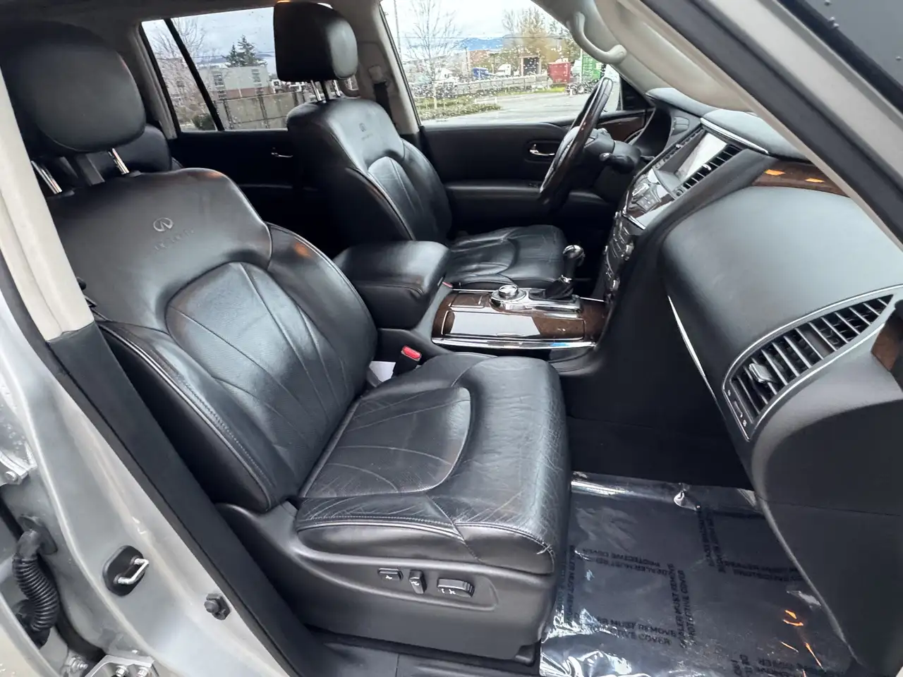 Infiniti QX80 снимка Infiniti QX80
